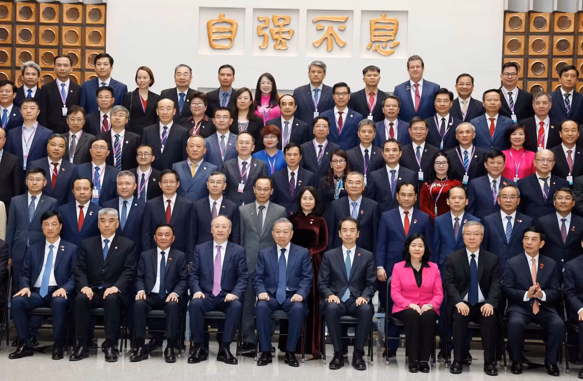 El líder vietnamita se toma fotos con delegados de ambos países.