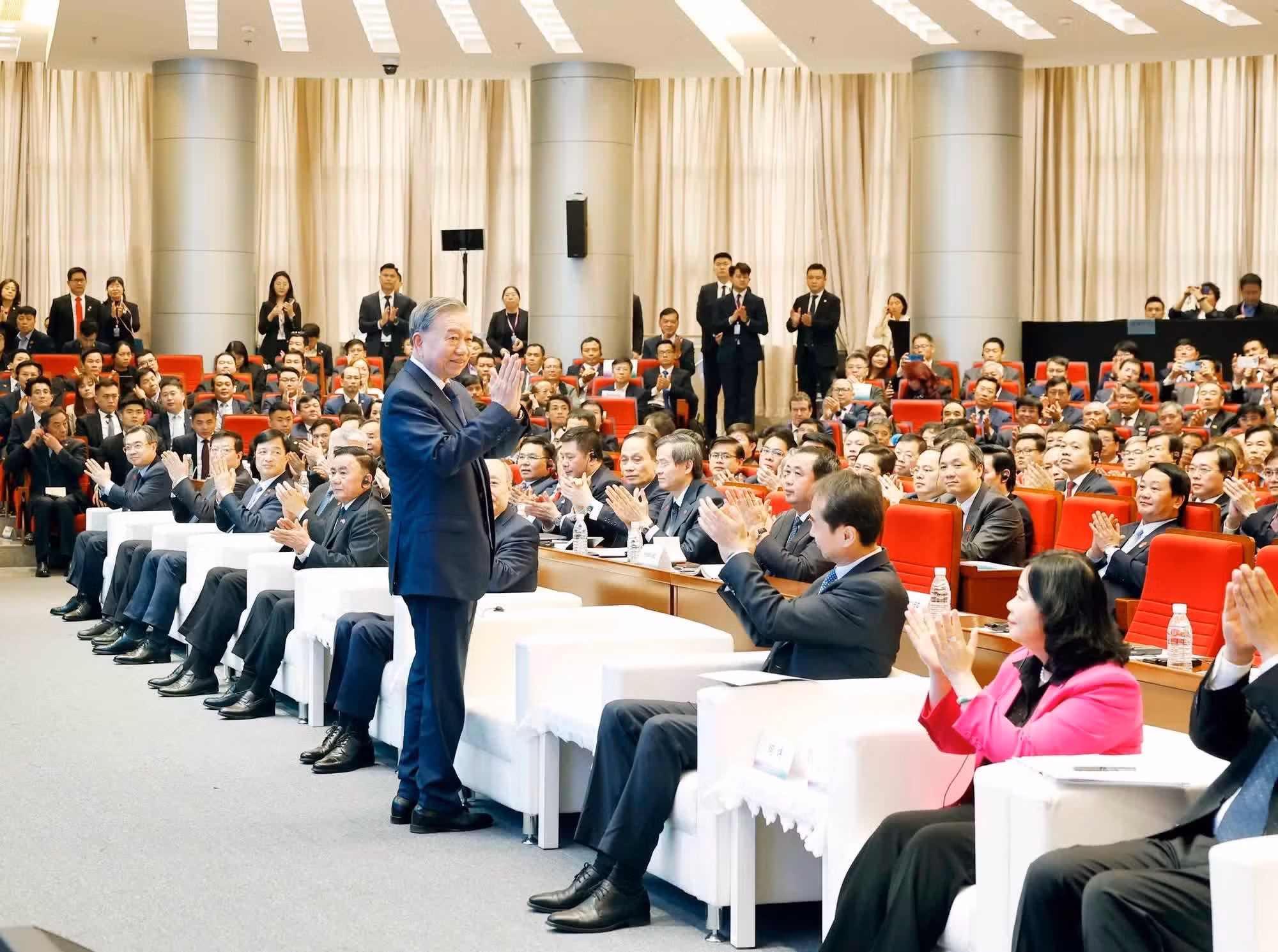 El secretario general del Partido Comunista y presidente de Vietnam, To Lam, asiste a un evento efectuado en la Universidad Tsinghua.
