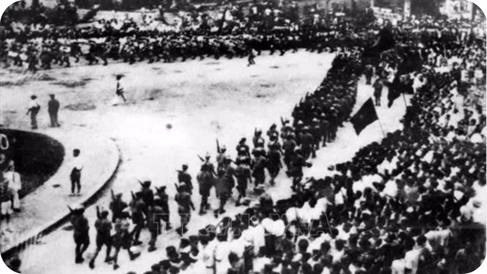 El 28 de agosto de 1945, el Ejército de Liberación del Viet Bac desfila en la Plaza de la Ópera de Hanói. (Foto: Nguyen Ba Khoan/VNA)