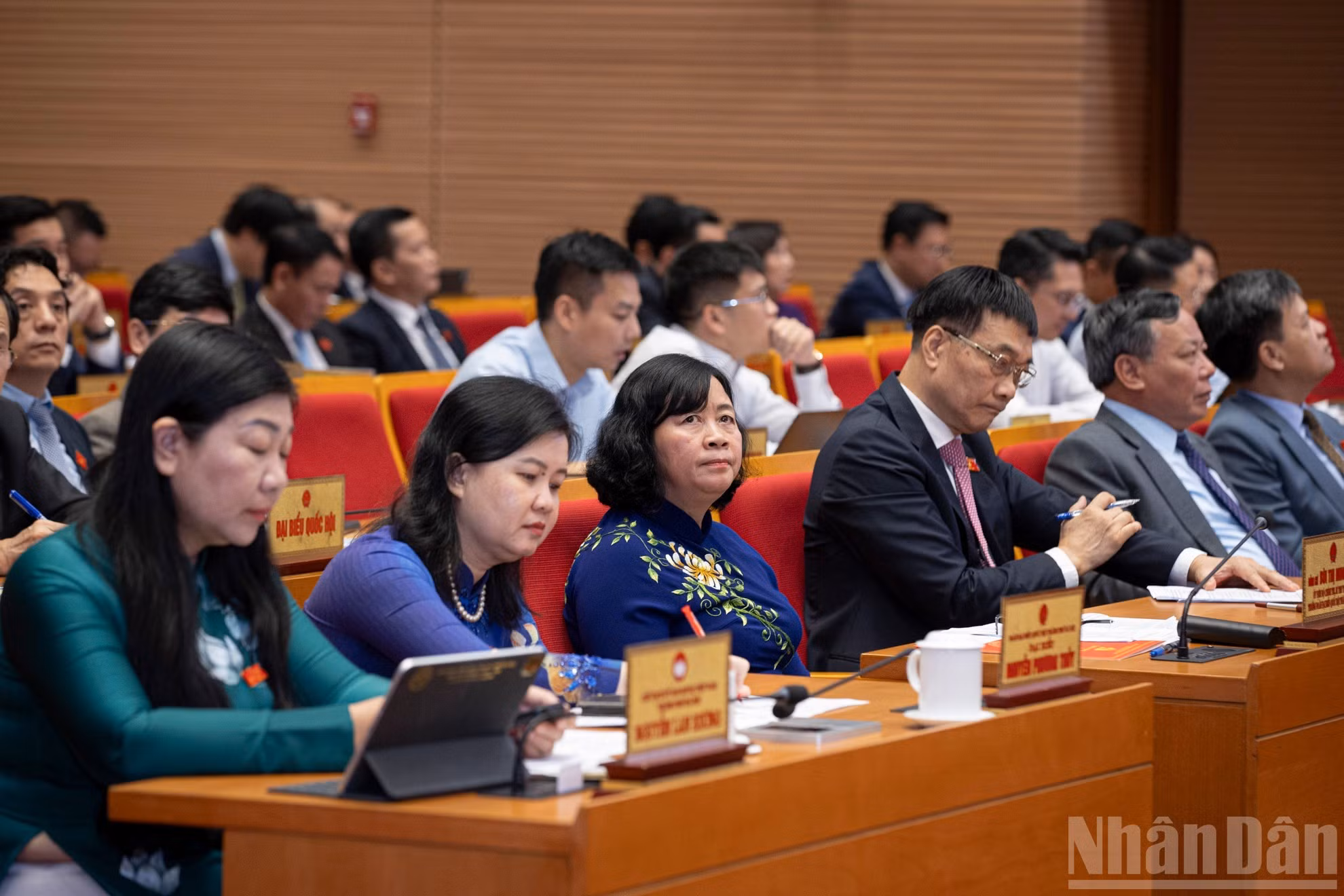 La sesión inaugural del evento cuenta con la presencia de Bui Thi Minh Hoai, miembro del Buró Político del Comité Central del Partido Comunista de Vietnam, secretaria del Comité del Partido en Hanói y jefa de la delegación parlamentaria de esa capital, y Vu Hong Thanh, miembro del Comité Central del Partido y vicepresidente de la Asamblea Nacional de Vietnam.