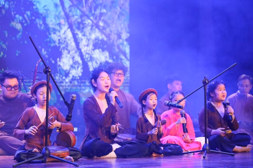 La pieza del Canto Xam “Bambú de Vietnam”, interpretada por el Centro de Artes Tradicionales Unesco Hanói junto con el grupo musical Tre Xanh (Bambú Verde).