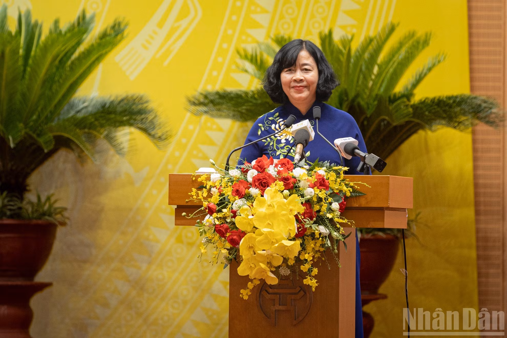 La secretaria del Comité del Partido en Hanói, Bui Thi Minh Hoai, da palabras.