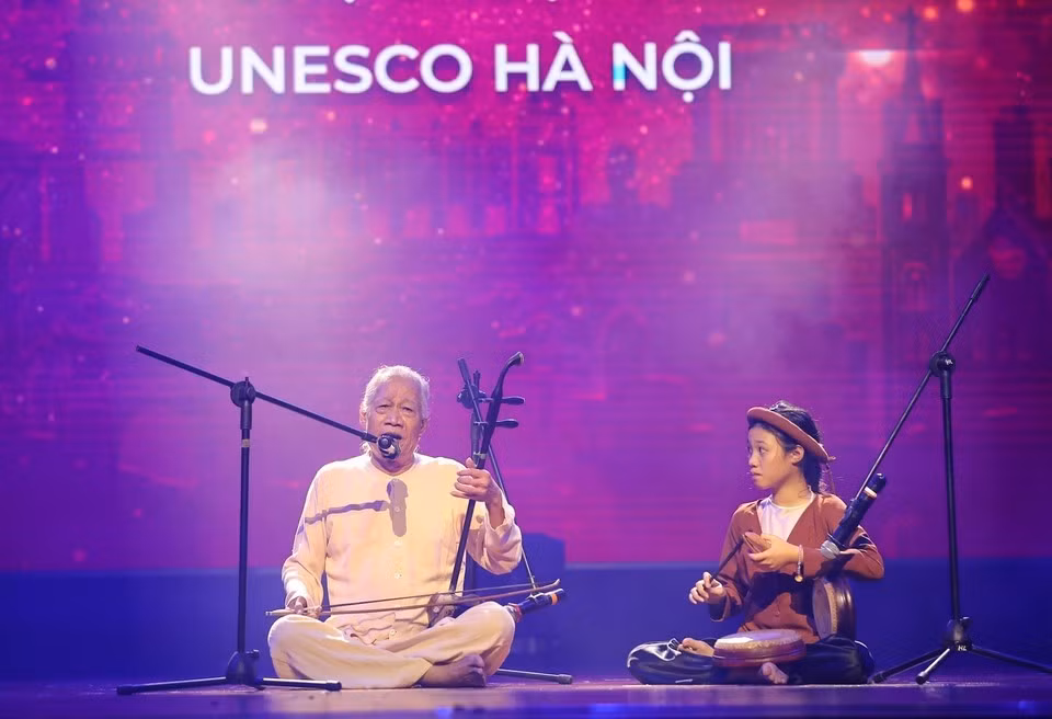 Xuan Hoach, uno de los tres artistas vietnamitas reconocidos por la organización World Masters como Maestros del Mundo, actúa junto a su nieta.