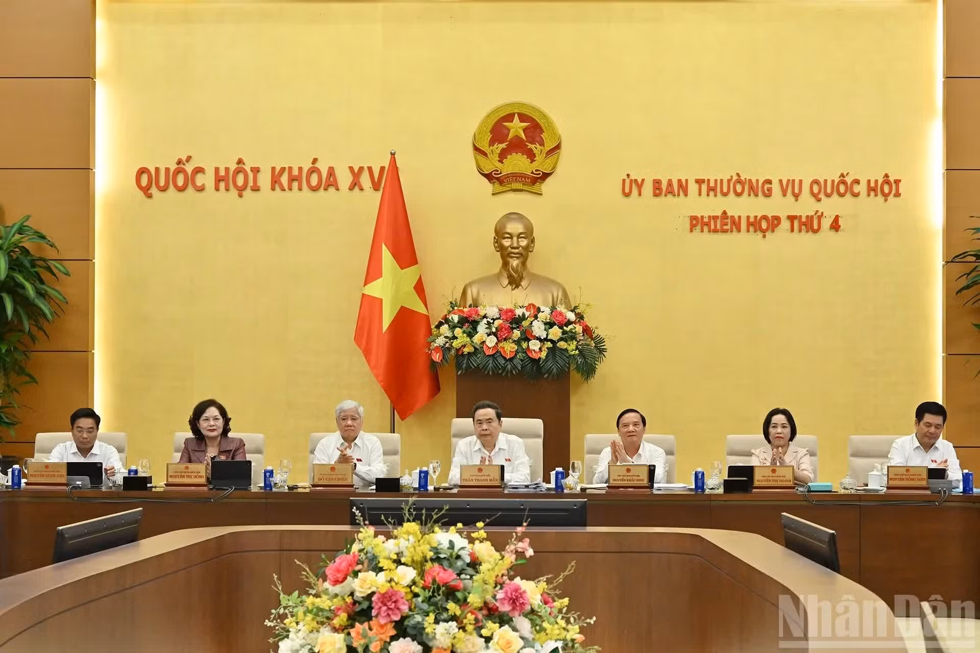 El presidente de la Asamblea Nacional de Vietnam, Tran Thanh Man, y los subjefes de ese máximo órgano legislativo, conducen la reunión.