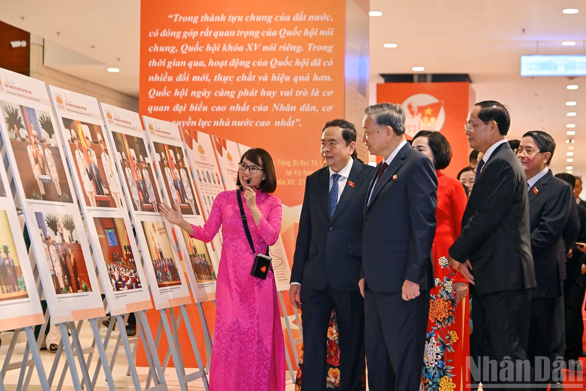 El líder partidista recorre la exposición fotográfica “Asamblea Nacional de Vietnam: 80 años de herencia y desarrollo”.