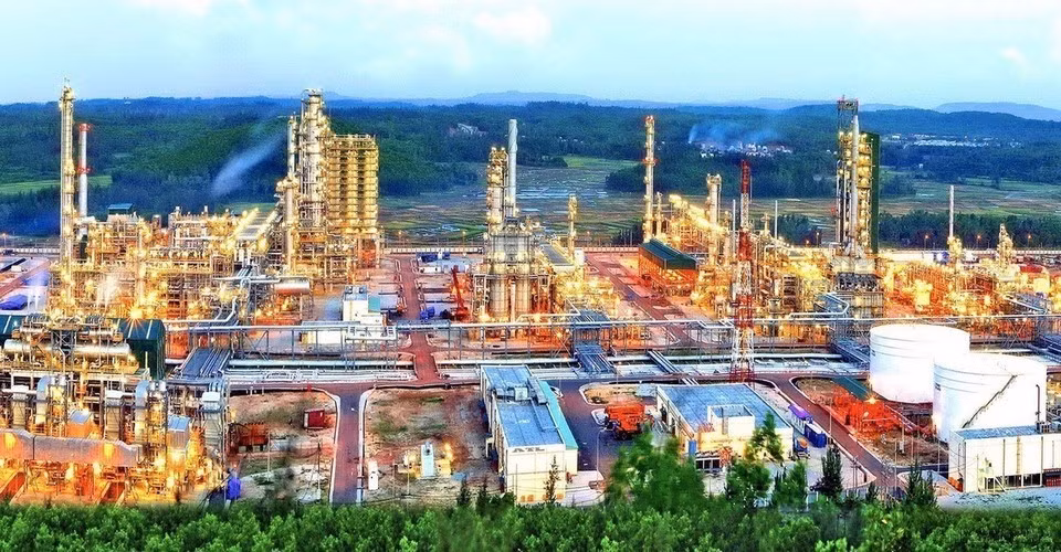 La refinería de Dung Quat (Quang Ngai) es la segunda más grande de Vietnam, desempeñando un papel clave en la industria nacional (2011).