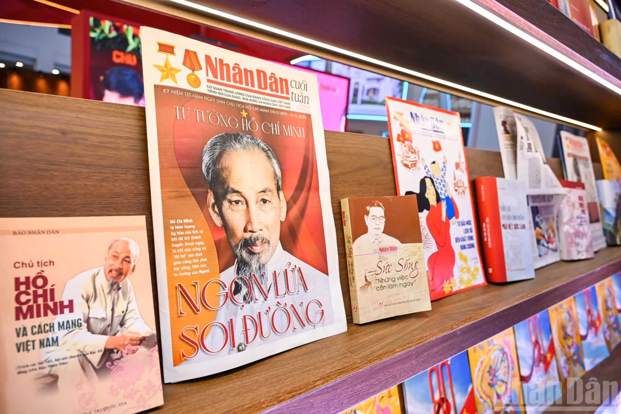 Publicaciones y libros de Nhan Dan en la muestra.