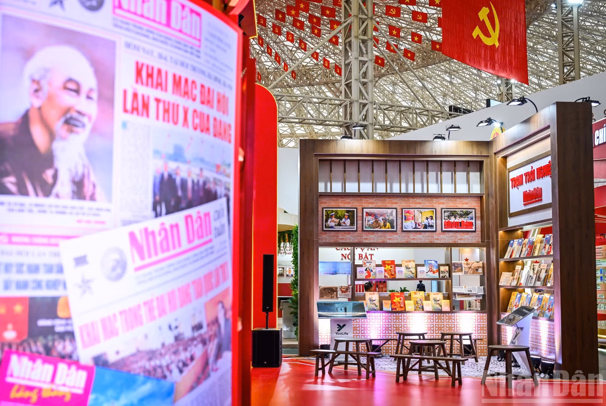 La sección E, “Estación de experiencias”, exhibe publicaciones especiales con motivo del Día Nacional (2 de septiembre) y otras fechas especiales en 2025 como el 135º aniversario del natalicio del Presidente Ho Chi Minh, el 70º de la victoria de Dien Bien Phu, el 50º del Día de la Liberación del Sur y la Reunificación nacional, y el centenario del Día de la Prensa Revolucionaria de Vietnam.