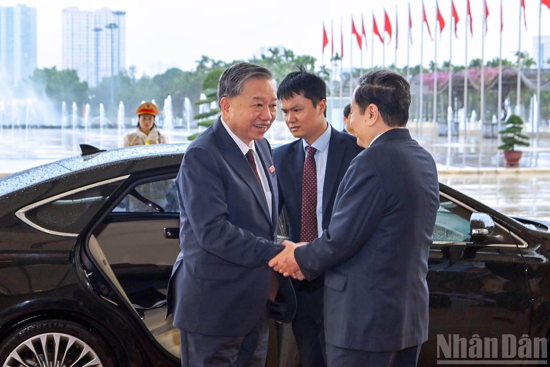 El presidente de la Asamblea Nacional de Vietnam, Tran Thanh Man, recibe al secretario general del Partido, To Lam.