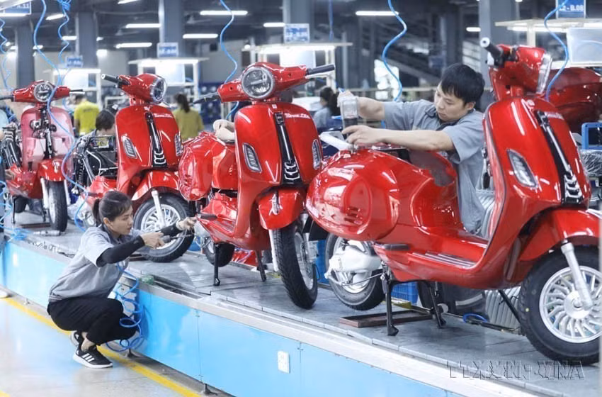 Gracias a la implementación de las reformas, Vietnam ha pasado de ser un país empobrecido con una infraestructura económica y social atrasada a un país en desarrollo de ingresos medios, profundamente integrado en las economías regional y global. En la imagen, una línea de ensamblaje de motocicletas eléctricas Roma Life en la empresa de motocicletas eléctricas DK Viet-Nhat.