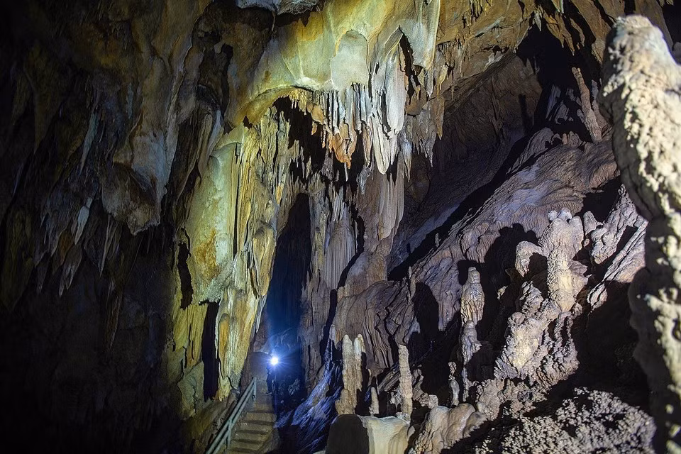 Interior de la cueva de Nam Son.