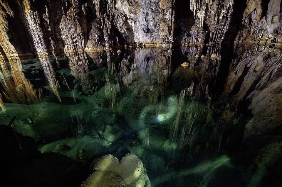 El lago de aguas cristalinas dentro de la cueva de Nam Son nunca se seca. Es uno de los misterios aún por descubrir.
