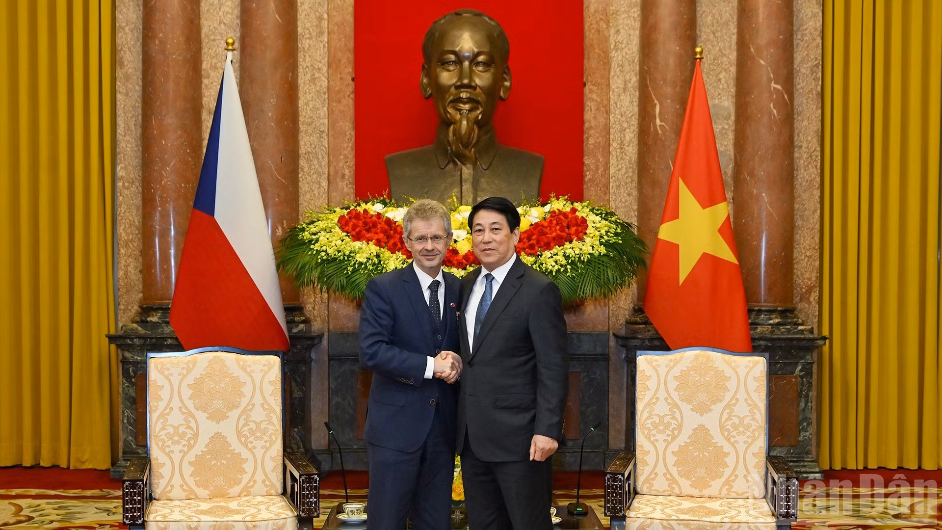 El presidente de Vietnam, Luong Cuong, se reúne con el titular del Senado de la República Checa, Milos Vystrcil.