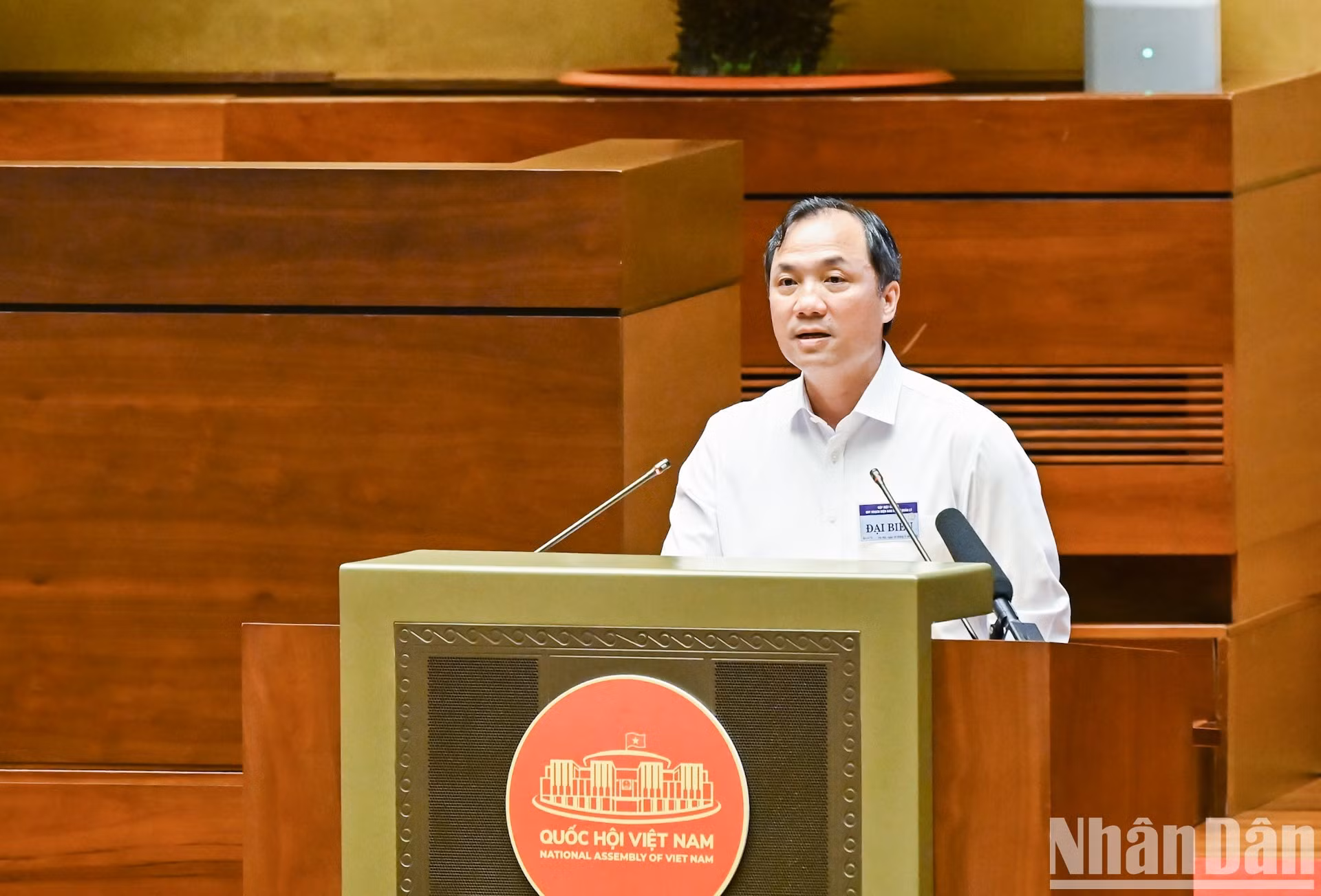 El subjefe permanente de la Comisión de Organización del Comité Central del PCV, Hoang Trung Dung, expone un informe.