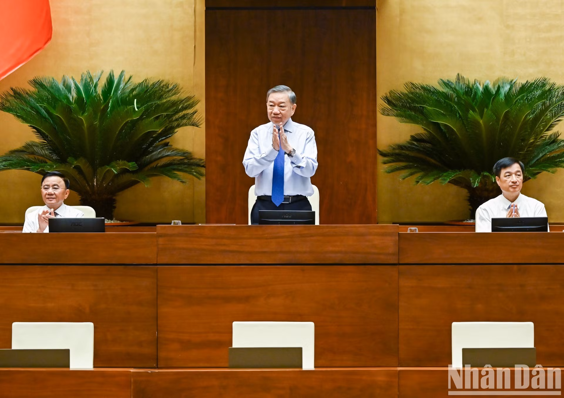 El secretario general del Partido Comunista y presidente de Vietnam, To Lam, conduce la sesión.