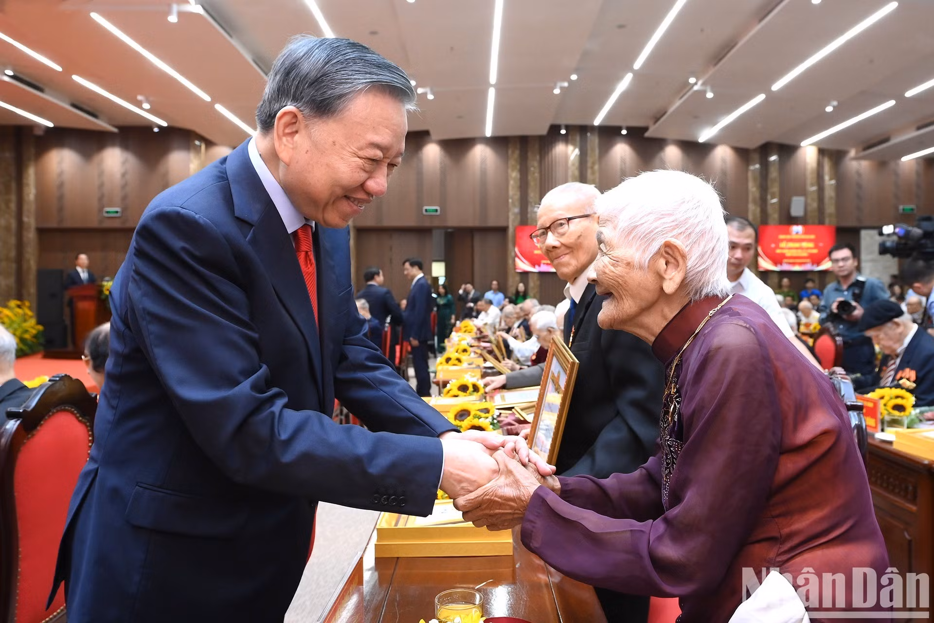 El secretario general del Partido Comunista y presidente de Vietnam, To Lam, felicita a Nguyen Thi Uoc por sus 80 años de membresía.