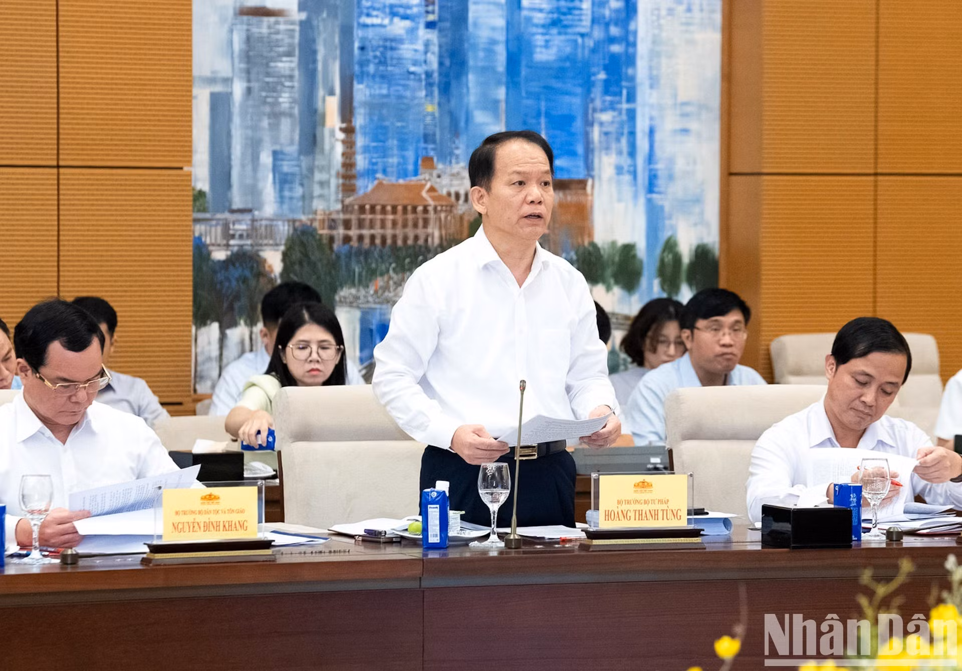 El ministro de Justicia, Hoang Thanh Tung, presenta un informe.