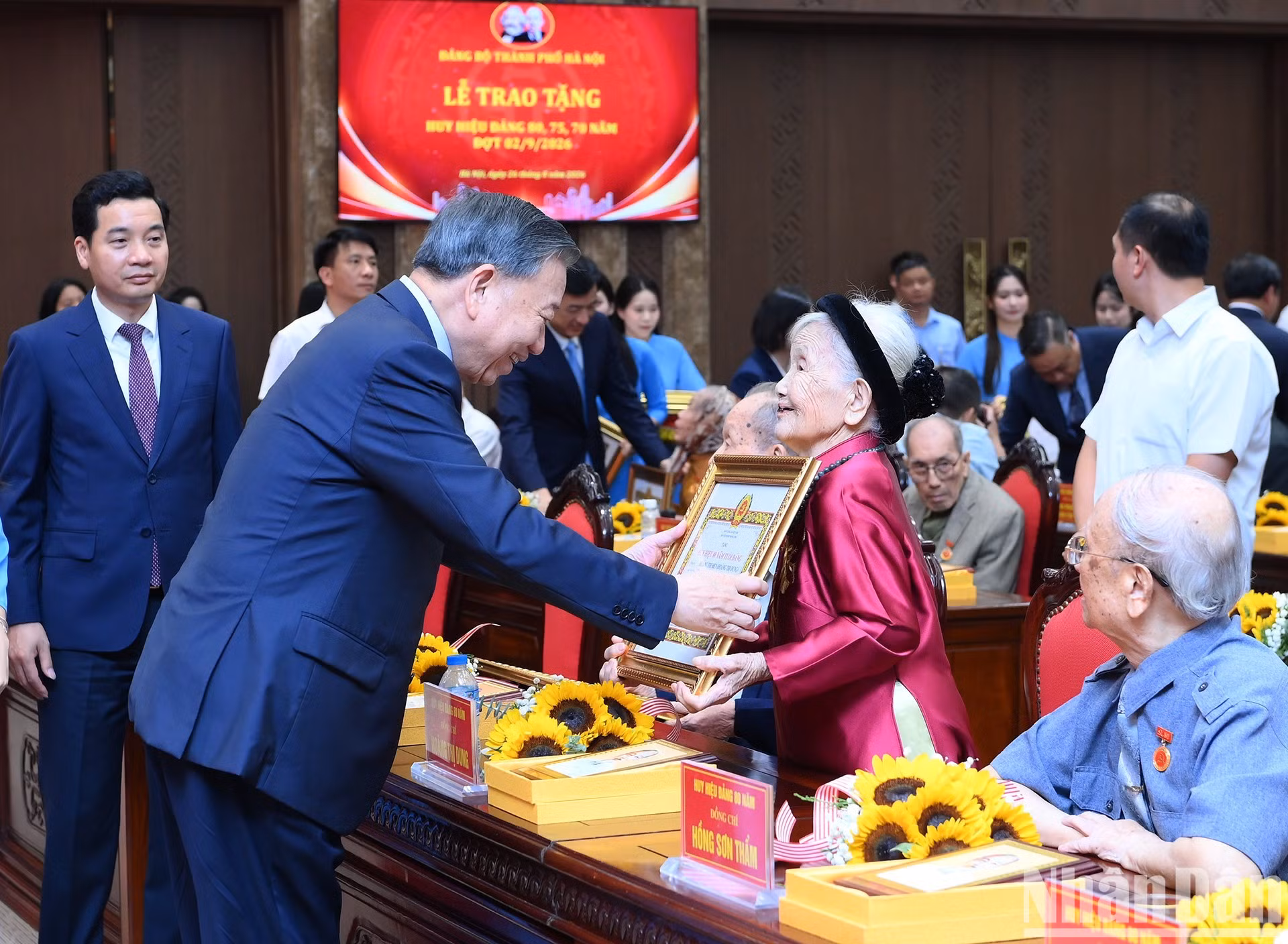 El secretario general del Partido Comunista y presidente de Vietnam, To Lam, condecora a Hoang Thi Dung con la insignia de 80 años de militancia.