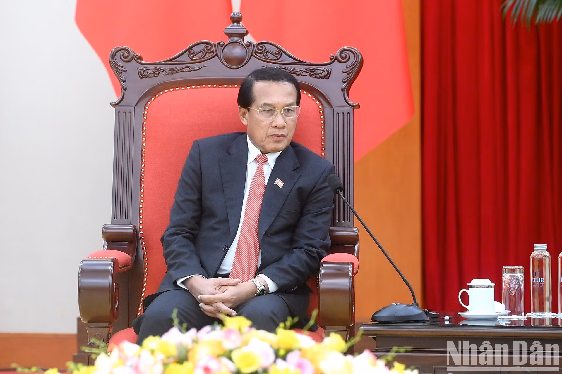 Vanhxay Phongsavanh, miembro del Buró Político y secretario del Comité Central del Partido Popular Revolucionario de Laos, jefe de su Comisión de Inspección Disciplinaria, inspector general del Estado y titular de la Comisión Anticorrupción Central.