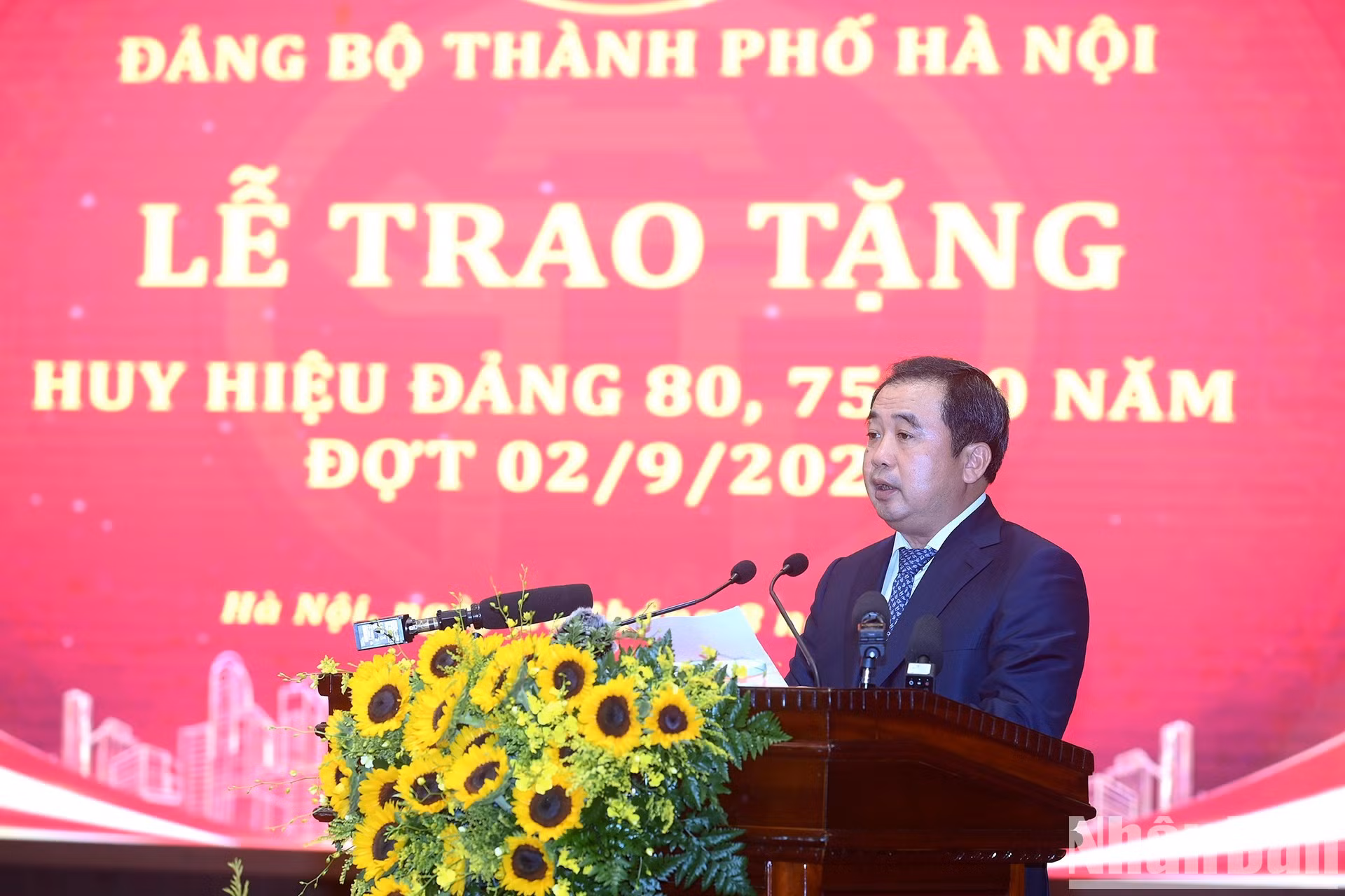El secretario del Comité del PCV en Hanói, Tran Duc Thang, habla en la ceremonia.