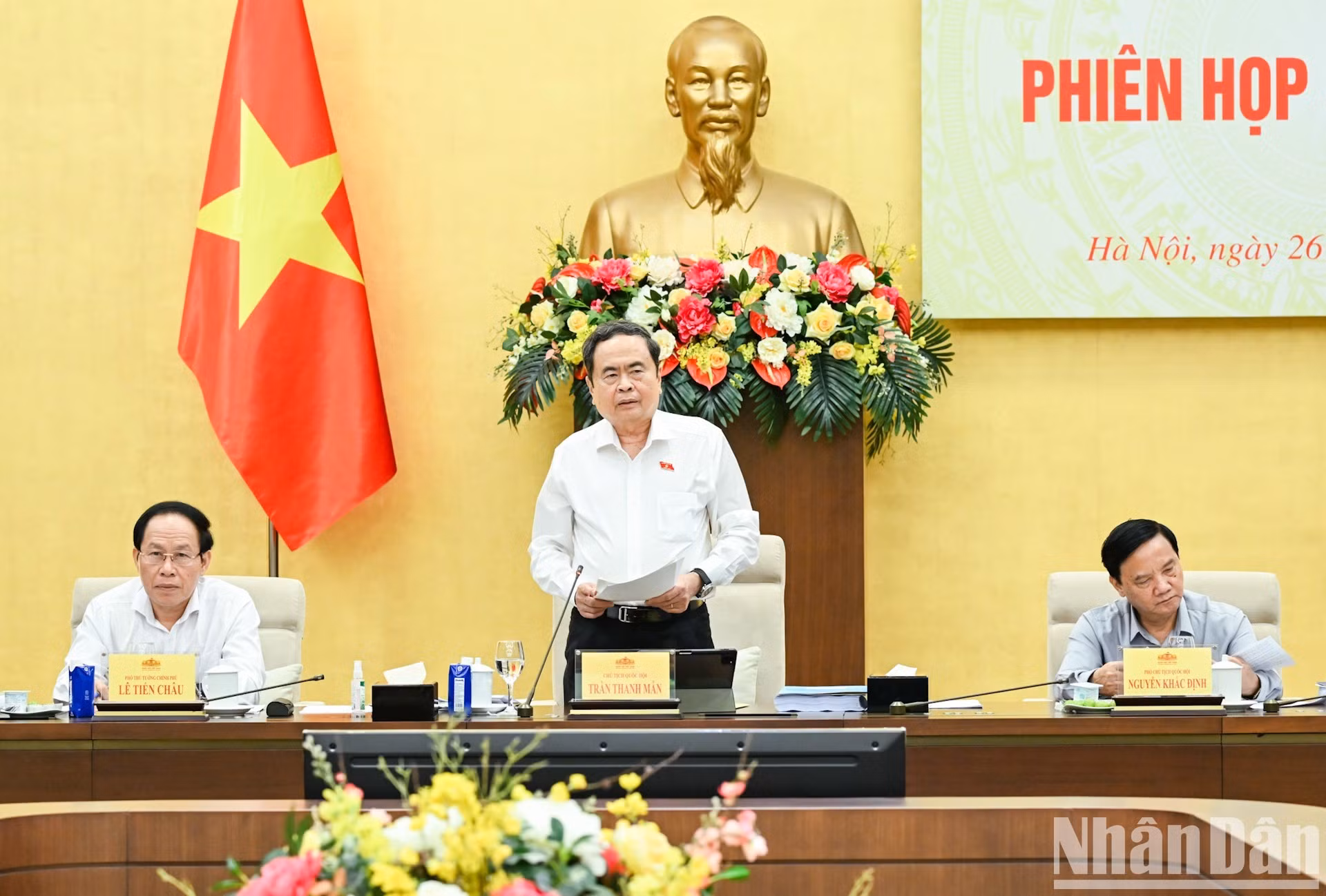 El presidente de la Asamblea Nacional de Vietnam y jefe del Comité Directivo para la Revisión general del sistema de documentos jurídicos, Tran Thanh Man, interviene en la sesión.