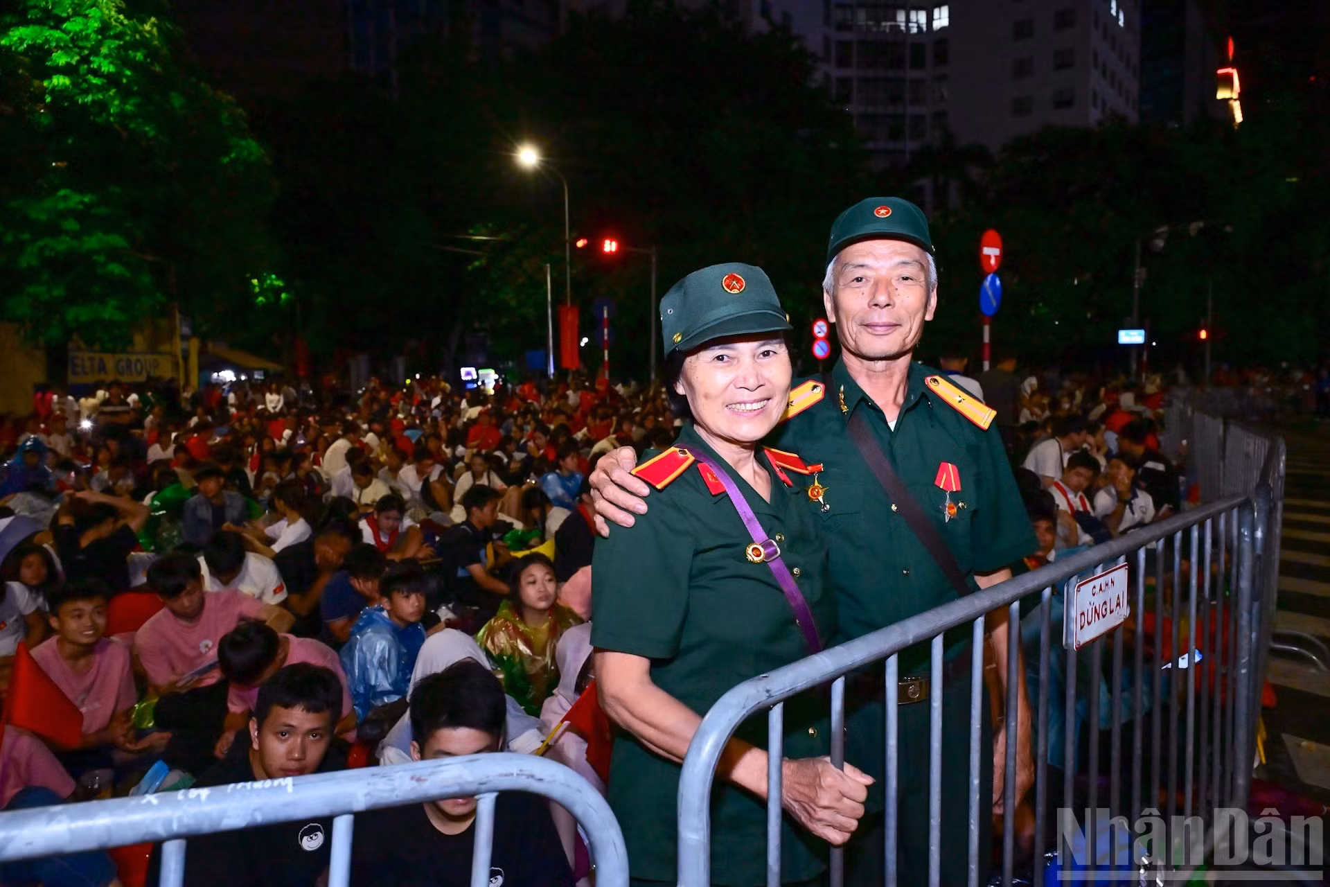 Estos veteranos de guerra viajan desde la provincia central de Nghe An para disfrutar del espectáculo.
