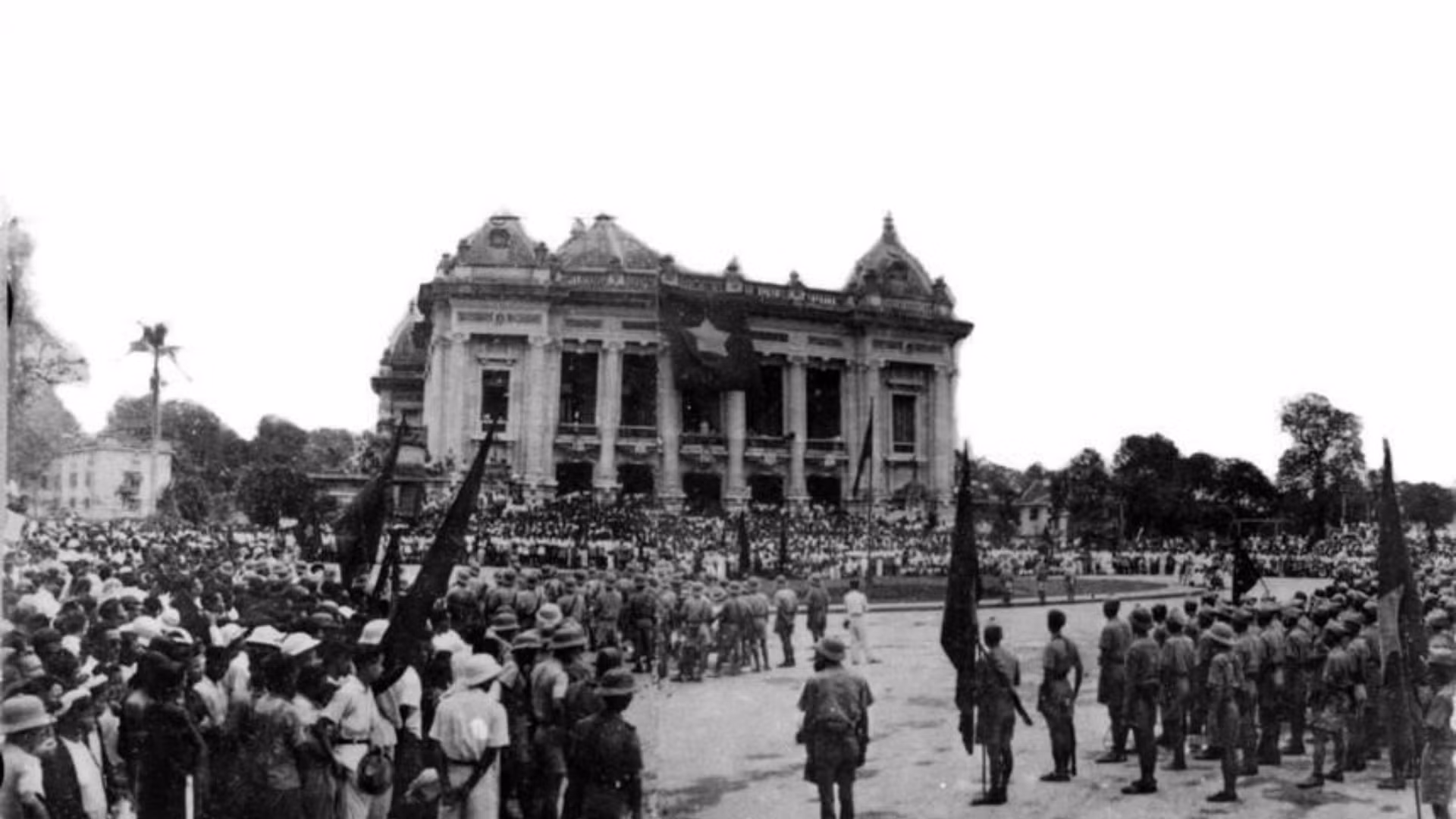 Tropas guerrilleras avanzan hacia Hanói desde las bases de resistencia, congregándose frente al Gran Teatro de la Ópera de Hanói, el 30 de agosto de 1945. (Foto: Archivo de la VNA)