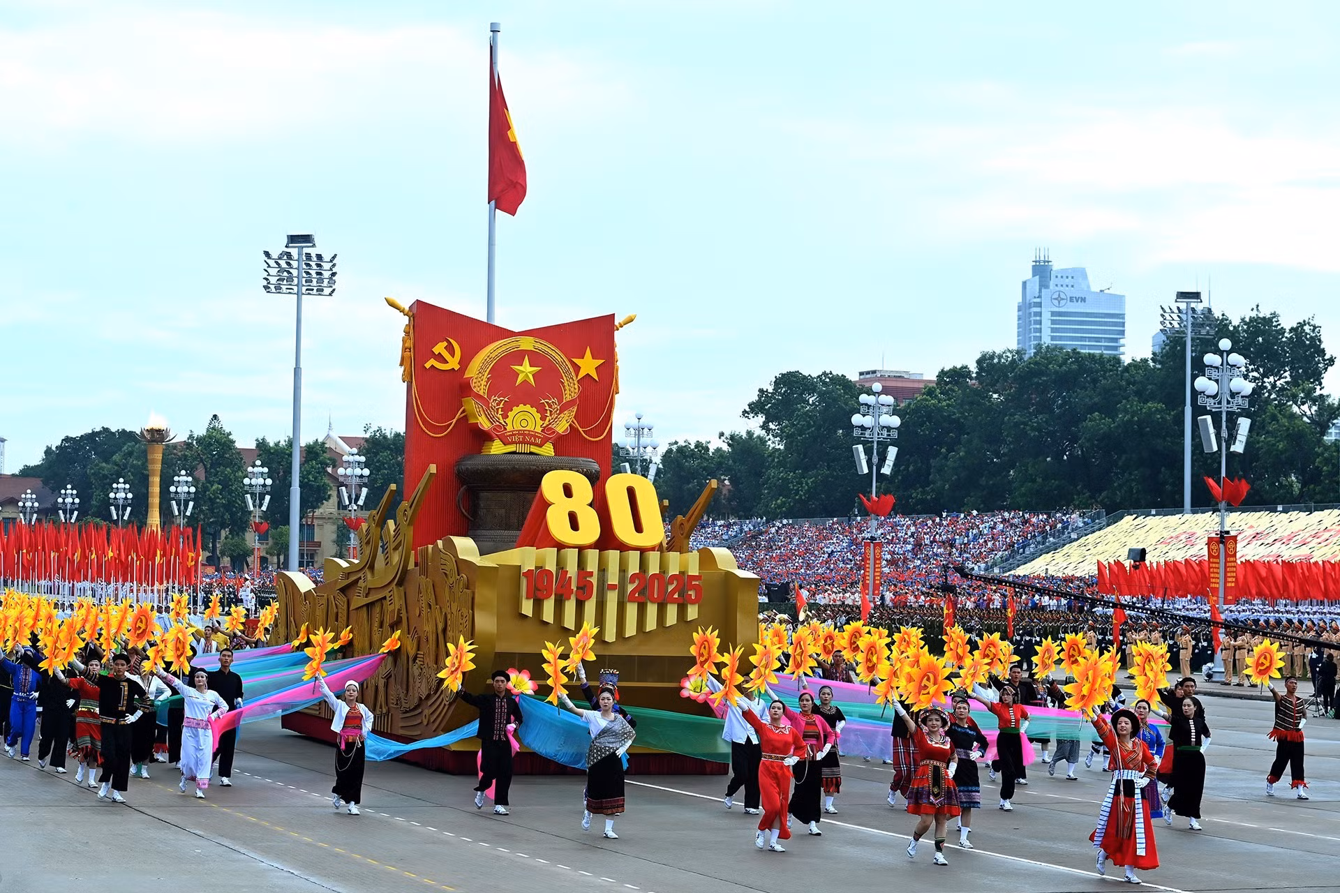 A la cabeza de las comparsas ceremoniales estuvo la del escudo de la República Socialista de Vietnam.