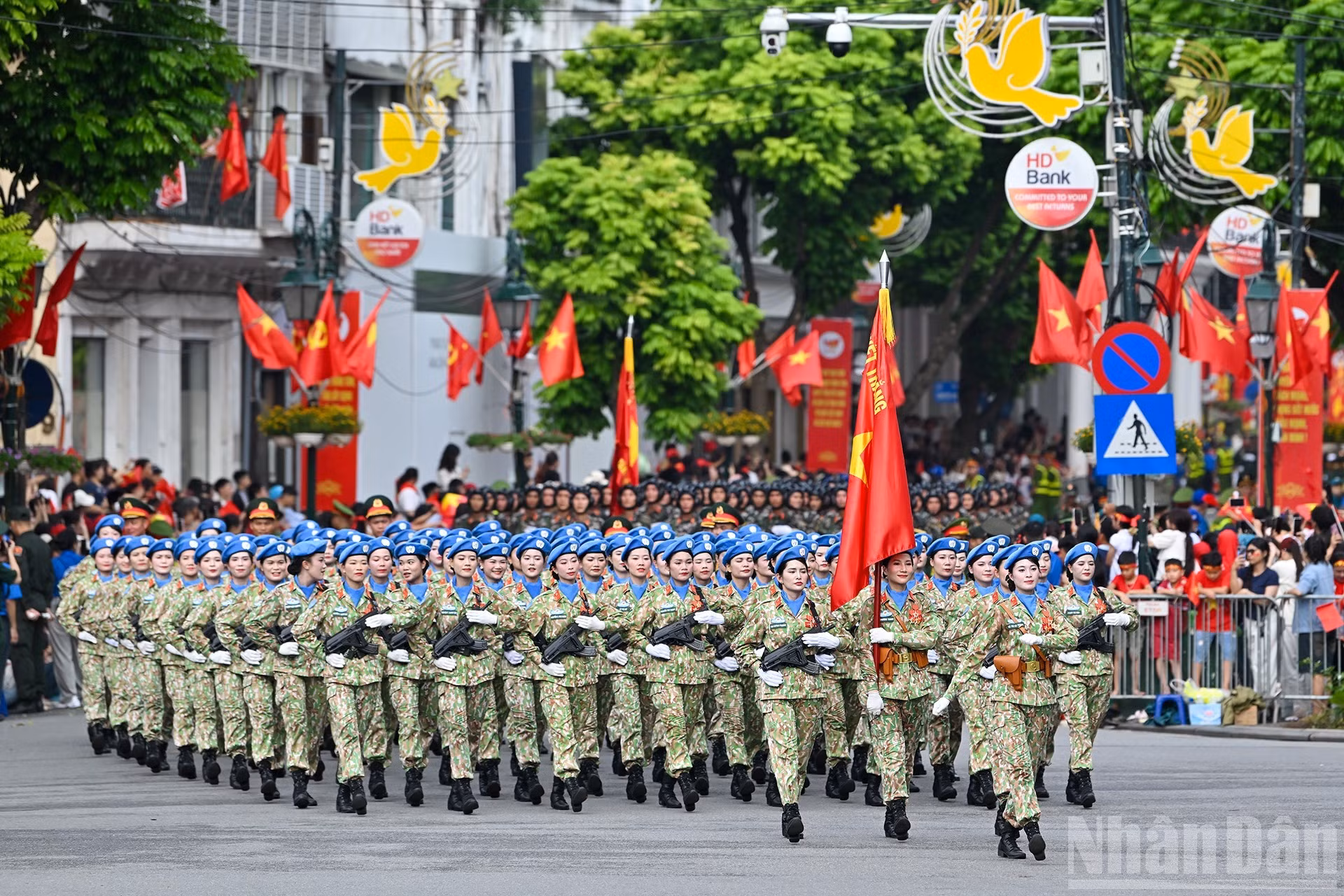 El contingente de mujeres oficiales de mantenimiento de la paz.