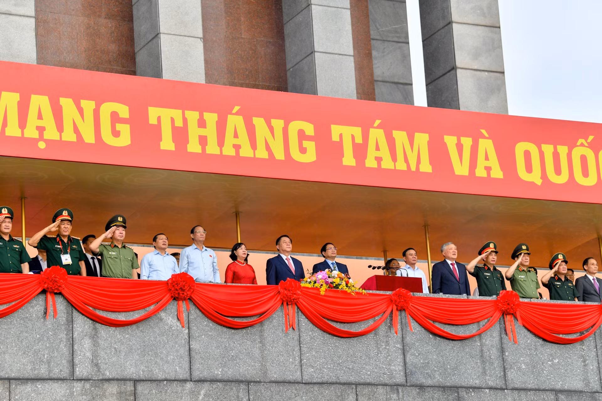 El primer ministro del país, Pham Minh Chinh, y otros delegados al evento.
