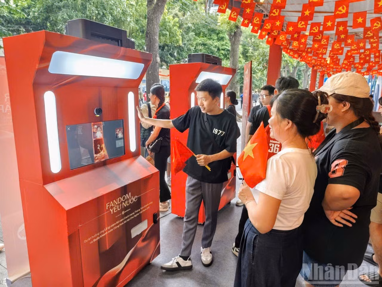Los visitantes pueden tomarse fotos instantáneas con tecnología de realidad aumentada...