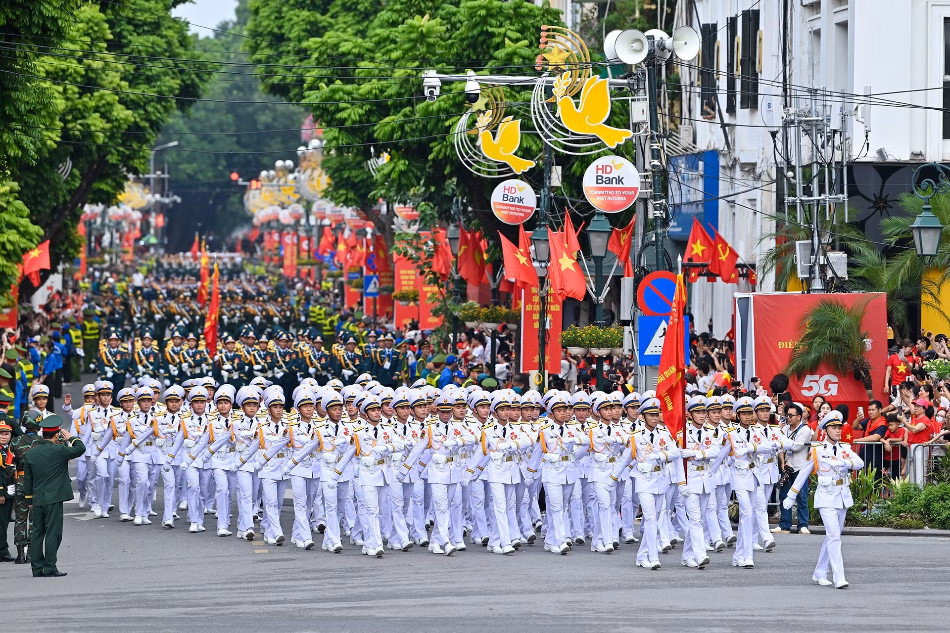 Los bloques militares pasan por la ruta de Trang Tien-Gran Teatro de la Ópera de Hanói.