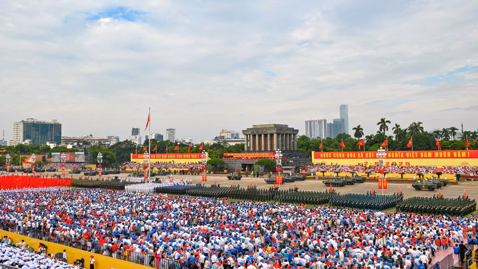[Foto] Impresionantes imágenes sobre último ensayo del desfile por el 80º aniversario del Día Nacional