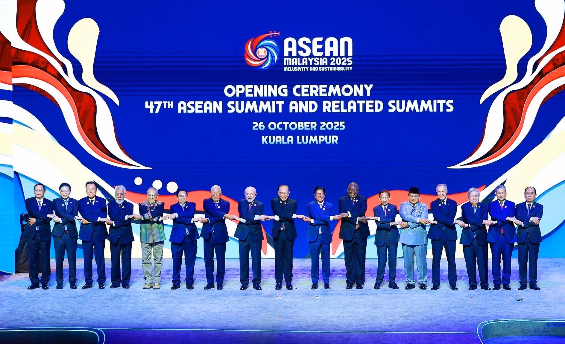 El primer ministro de Vietnam, Pham Minh Chinh (sexto a la izquierda), posa junto con otros jefes de delegación a la ceremonia inaugural de la 47ª Cumbre de Asean y las reuniones de alto nivel relacionadas.