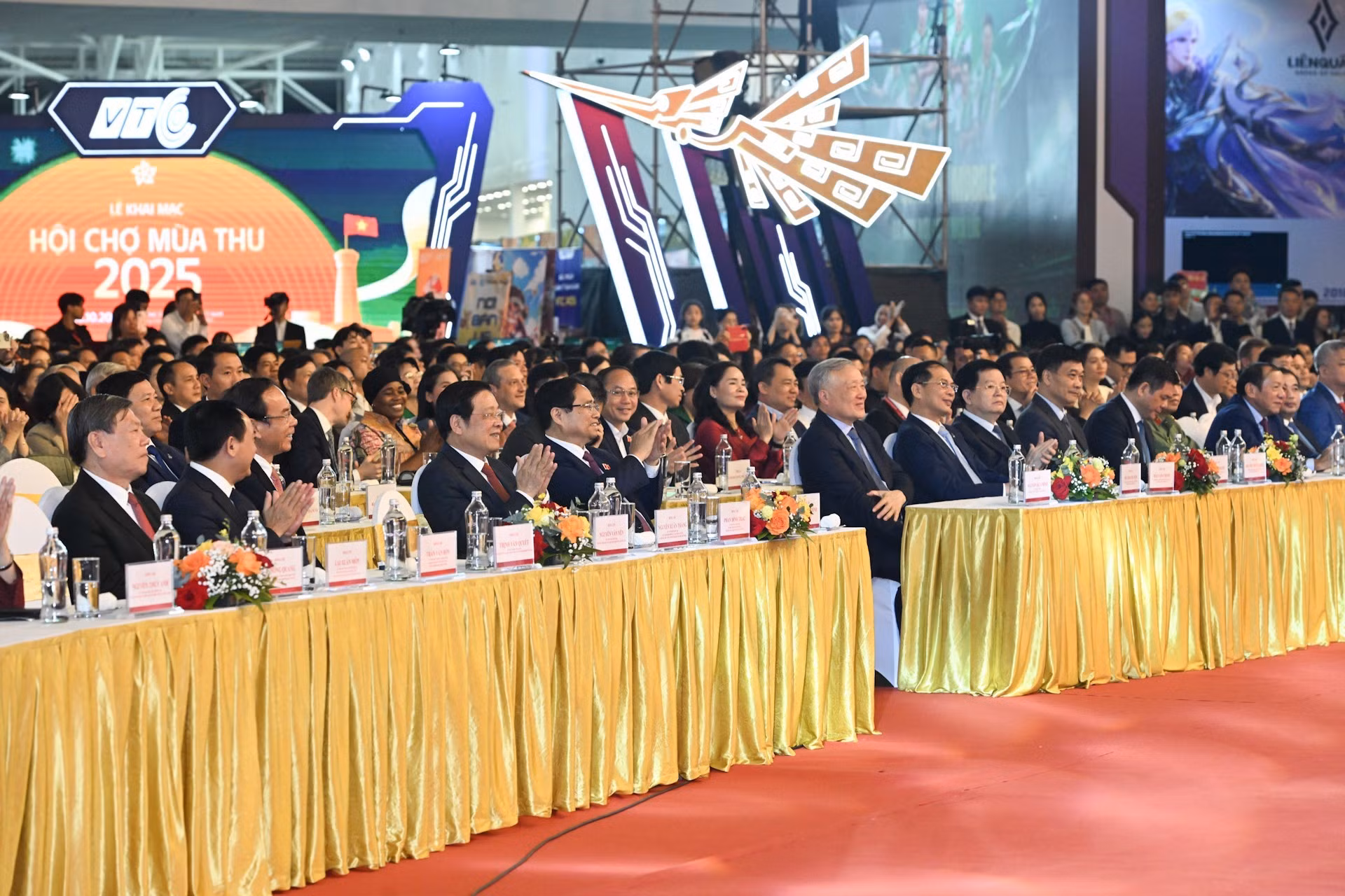 El jefe de Gobierno y delegados al evento.