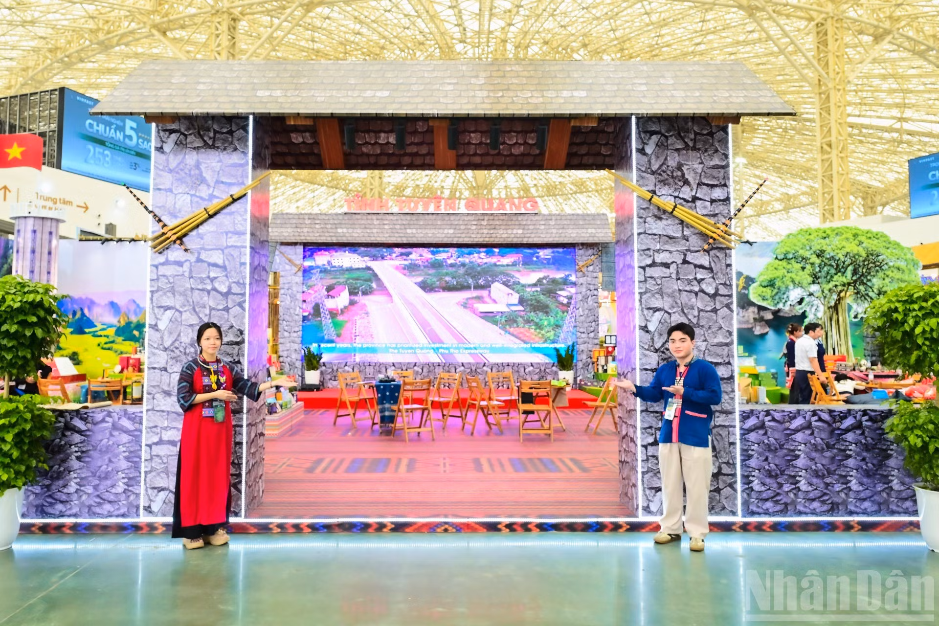 La provincia de Tuyen Quang presenta en la feria una experiencia que combina lo contemporáneo y lo tradicional, inspirada en el asta de bandera nacional de Lung Cu, ubicada en el extremo septentrional del país, y la puerta de rocas de la etnia mong. Todo ello se recrea en un espacio de casi 200 metros cuadrados.