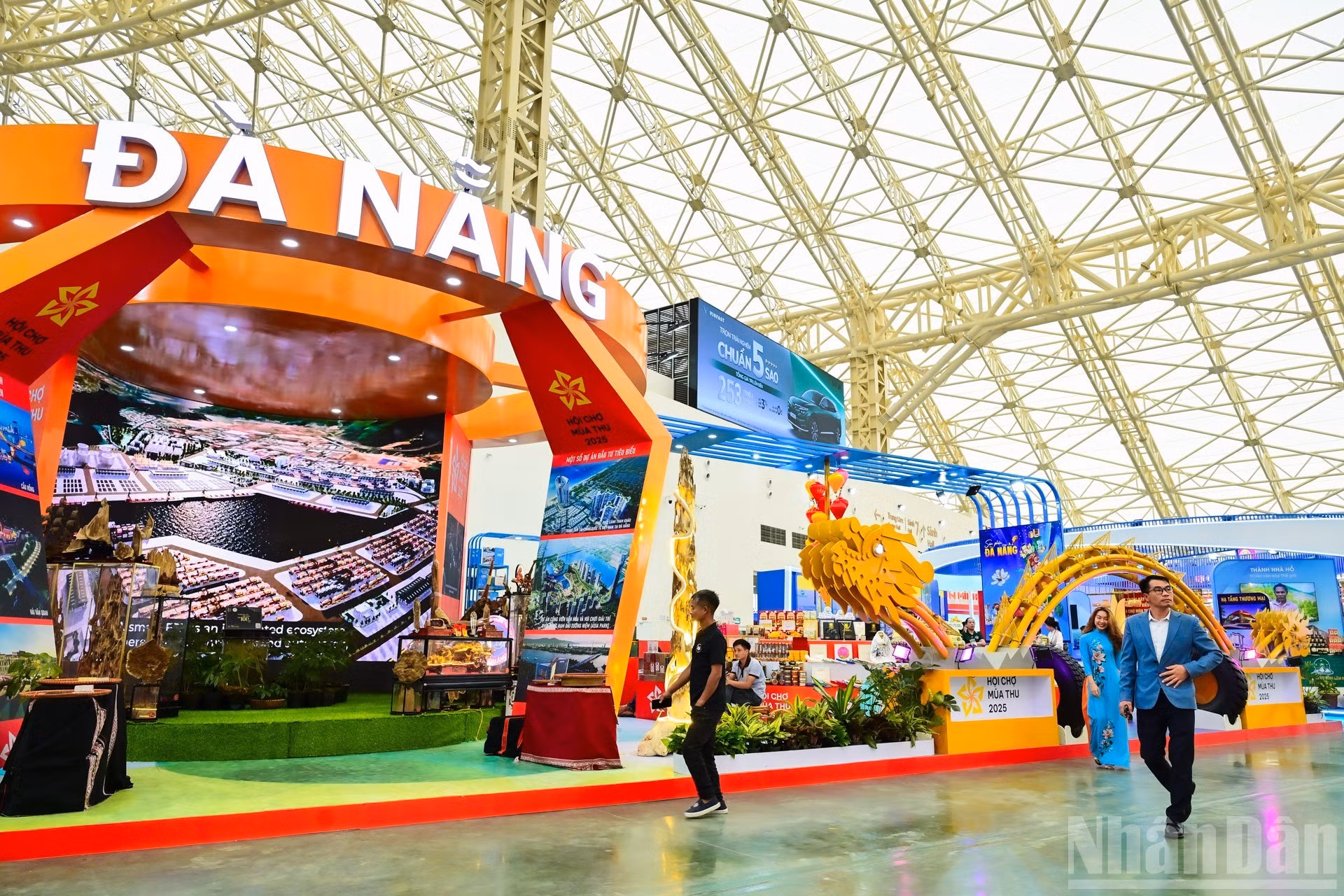 La central ciudad de Da Nang acondiciona su espacio de 250 metros cuadrados según categorías de productos, como los tecnológicos y de innovación, los culturales y turísticos, los programas artísticos, o los productos de aldeas artesanales.