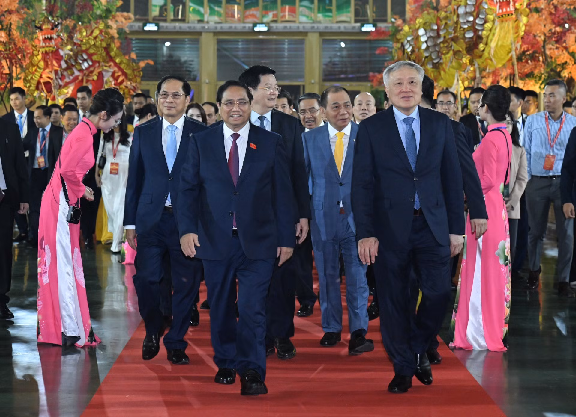 El primer ministro de Vietnam, Pham Minh Chinh, y delegados llegan al evento.
