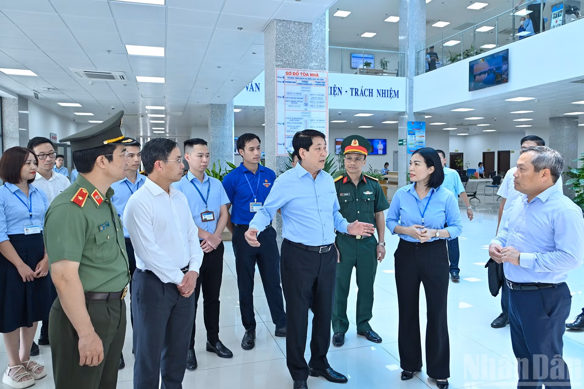 Antes, el jefe de Estado inspecciona la operación del Centro de Servicios de Administración Pública de Quang Ninh.
