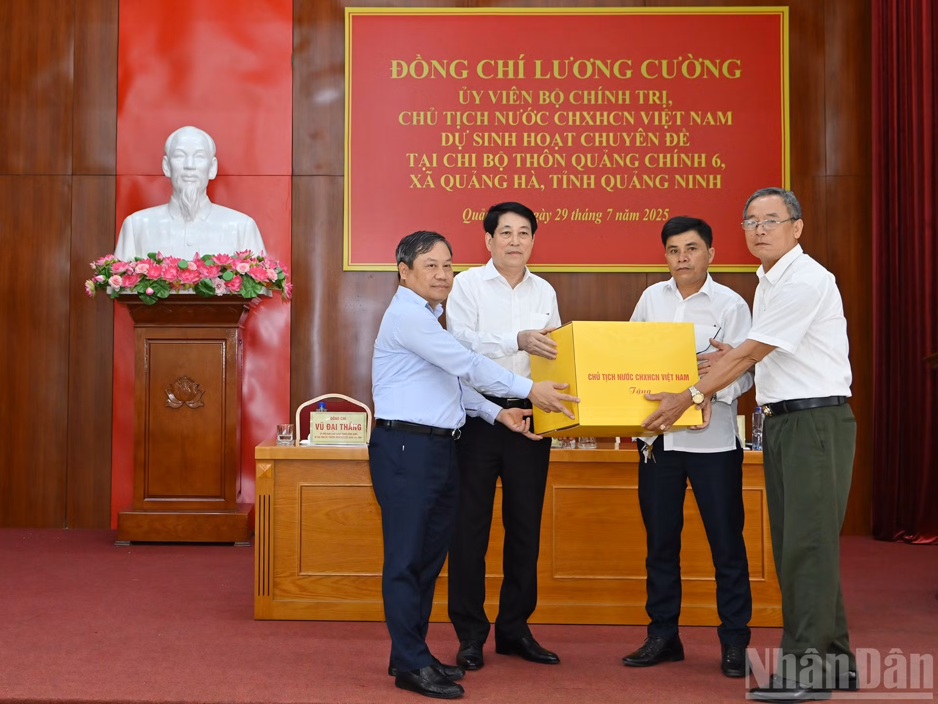 El dirigente entrega un regalo a la aldea de Quang Chinh 6.
