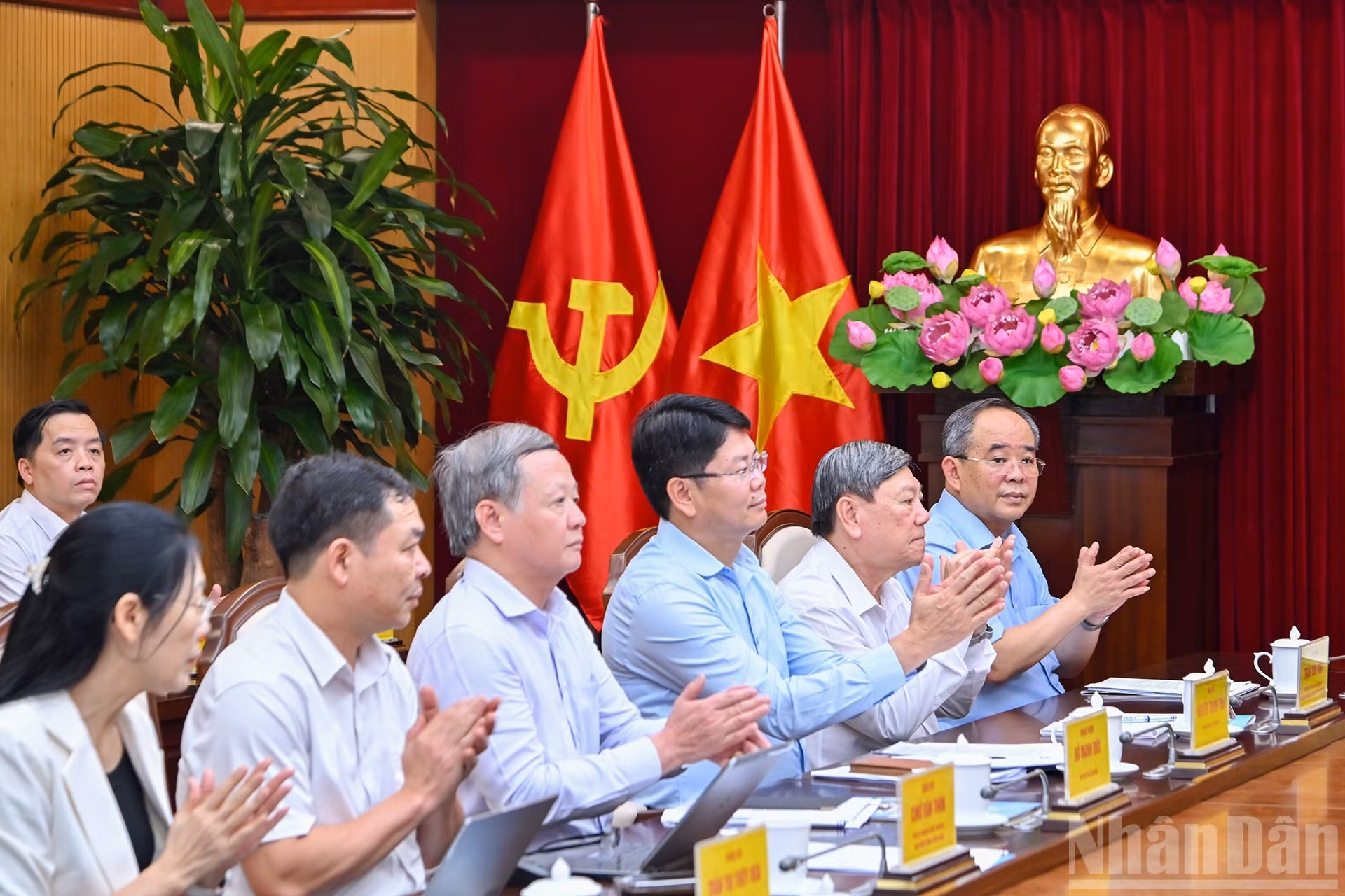 Delegados de la administración central que acompañan al presidente Luong Cuong.