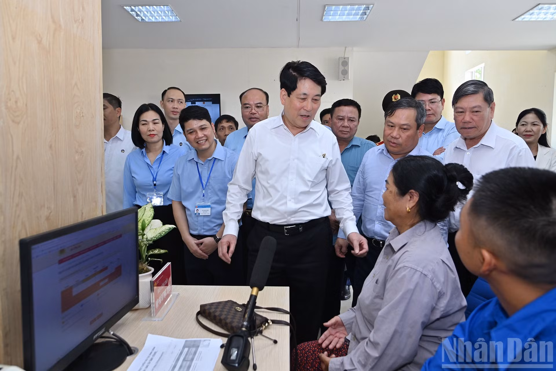 El presidente Luong Cuong y su delegación visitan el Centro de Servicios de Administración Pública de la comuna de Quang Ha.