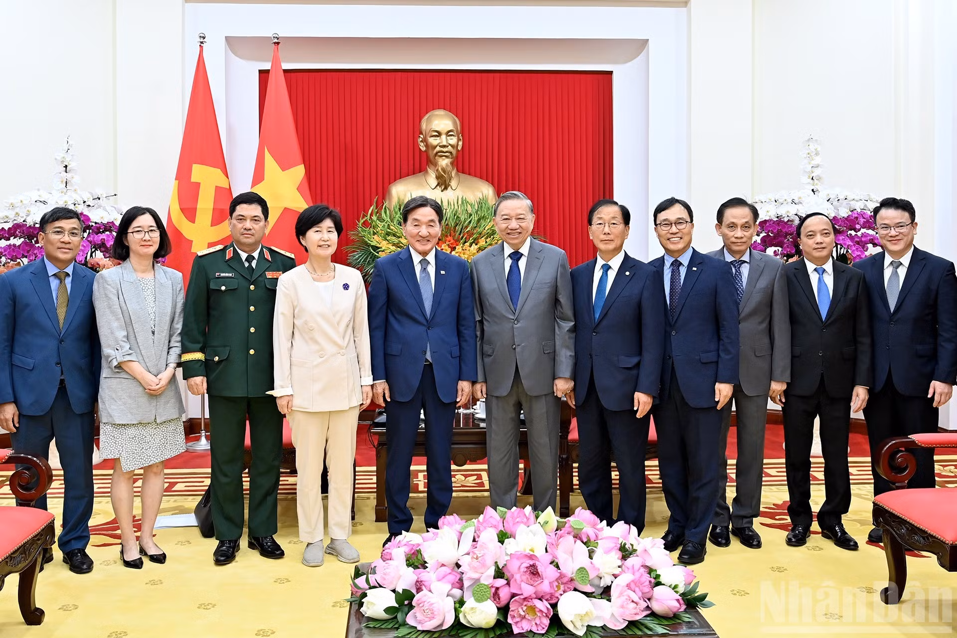 El secretario general del Partido Comunista de Vietnam, To Lam, y el enviado especial del presidente de Corea del Sur, Park Chang Dal, posan junto a delegados de los dos países.