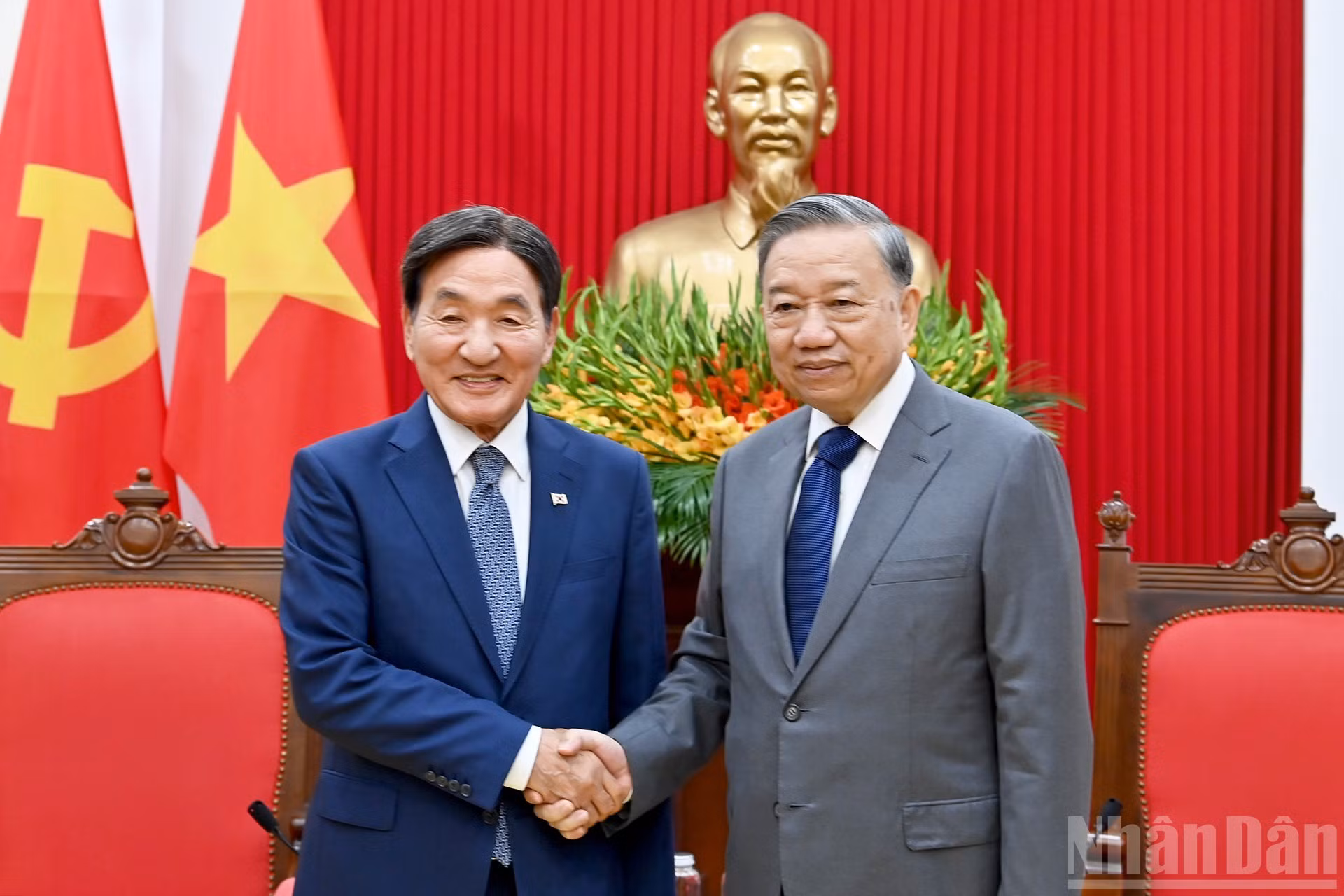 El secretario general del Partido Comunista de Vietnam, To Lam, y el enviado especial del presidente de Corea del Sur, Park Chang Dal.