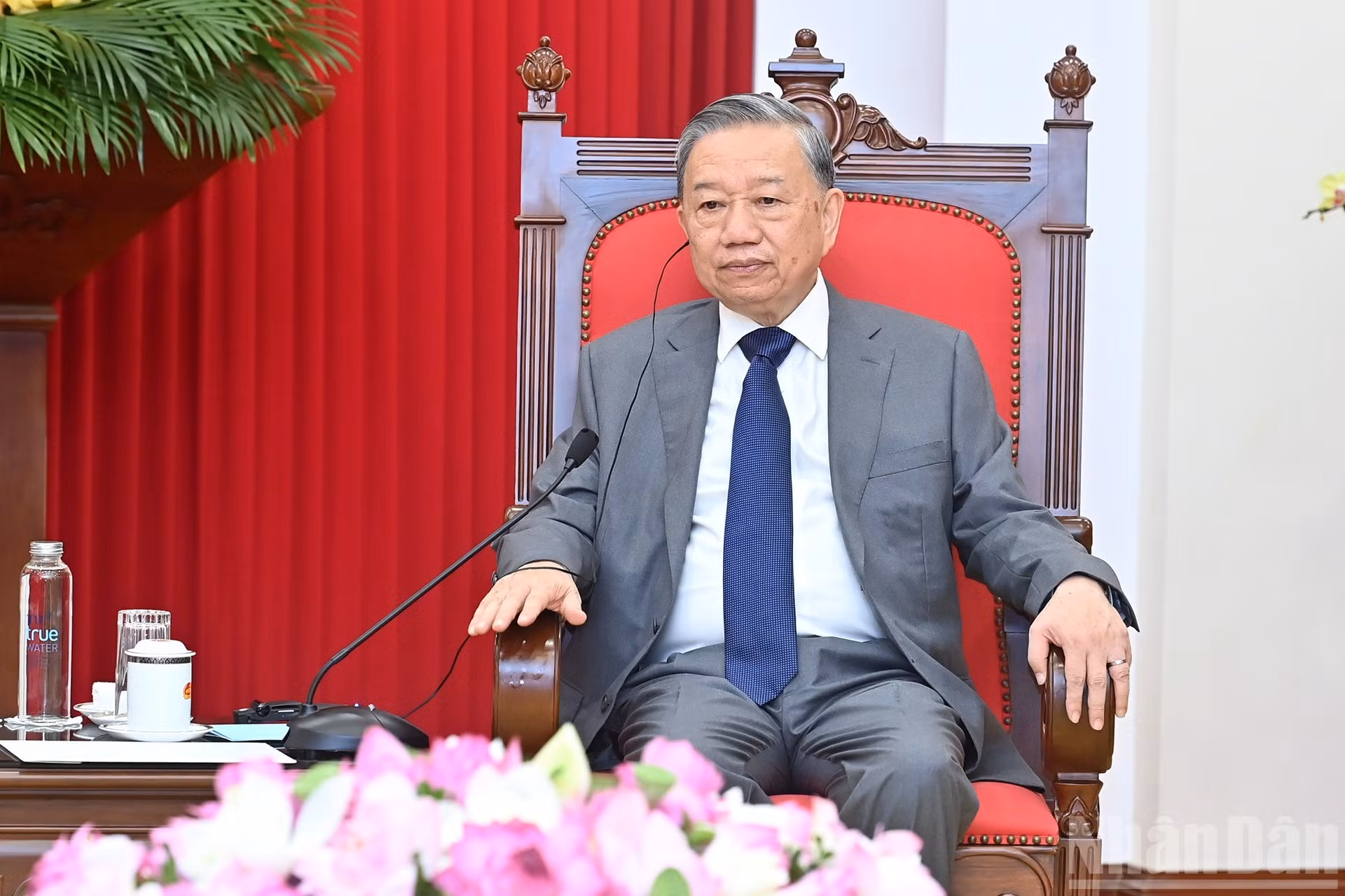 El líder partidista de Vietnam da palabras.
