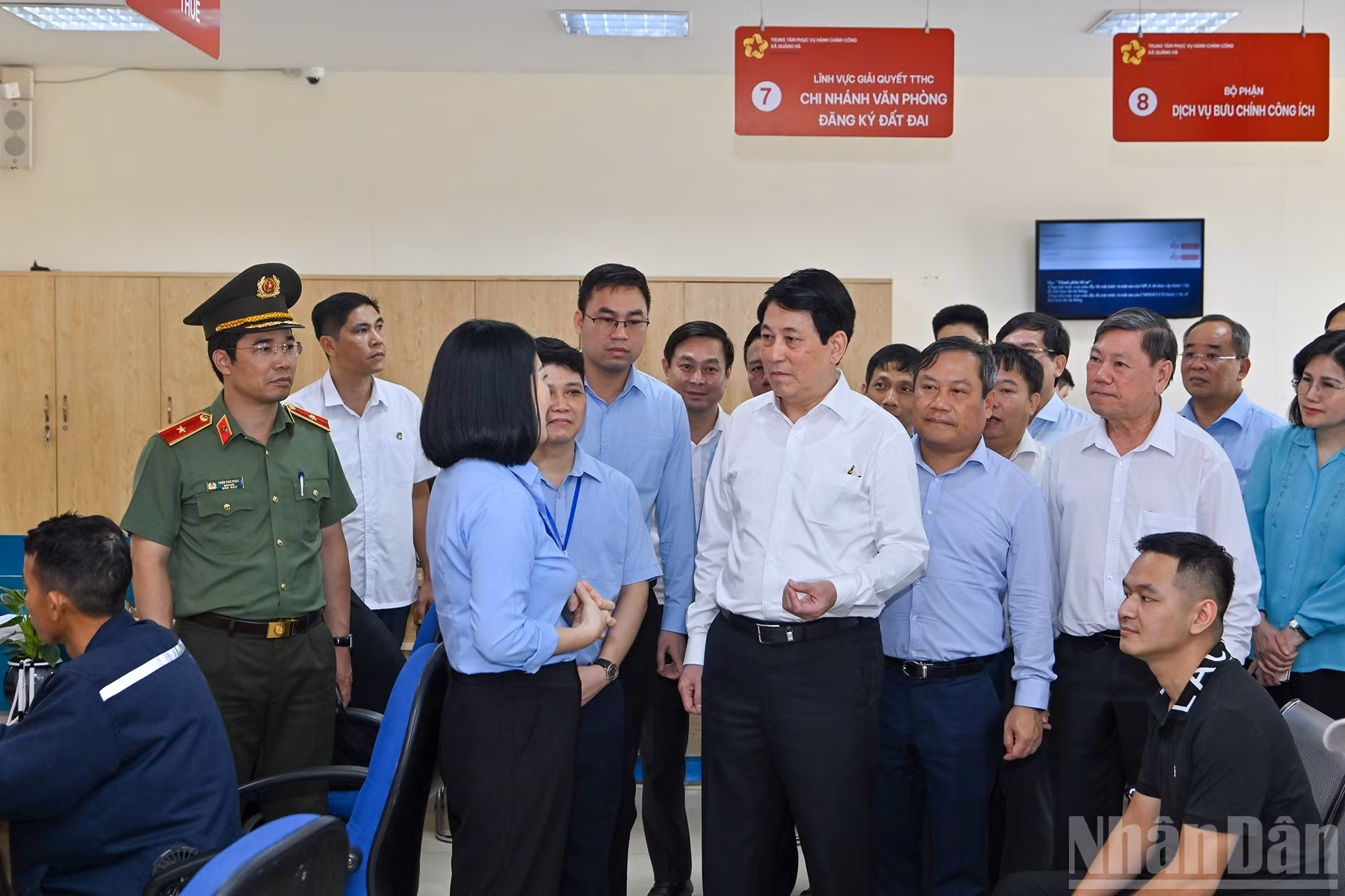 El presidente Luong Cuong conoce los servicios de administración pública de la comuna de Quang Ha.