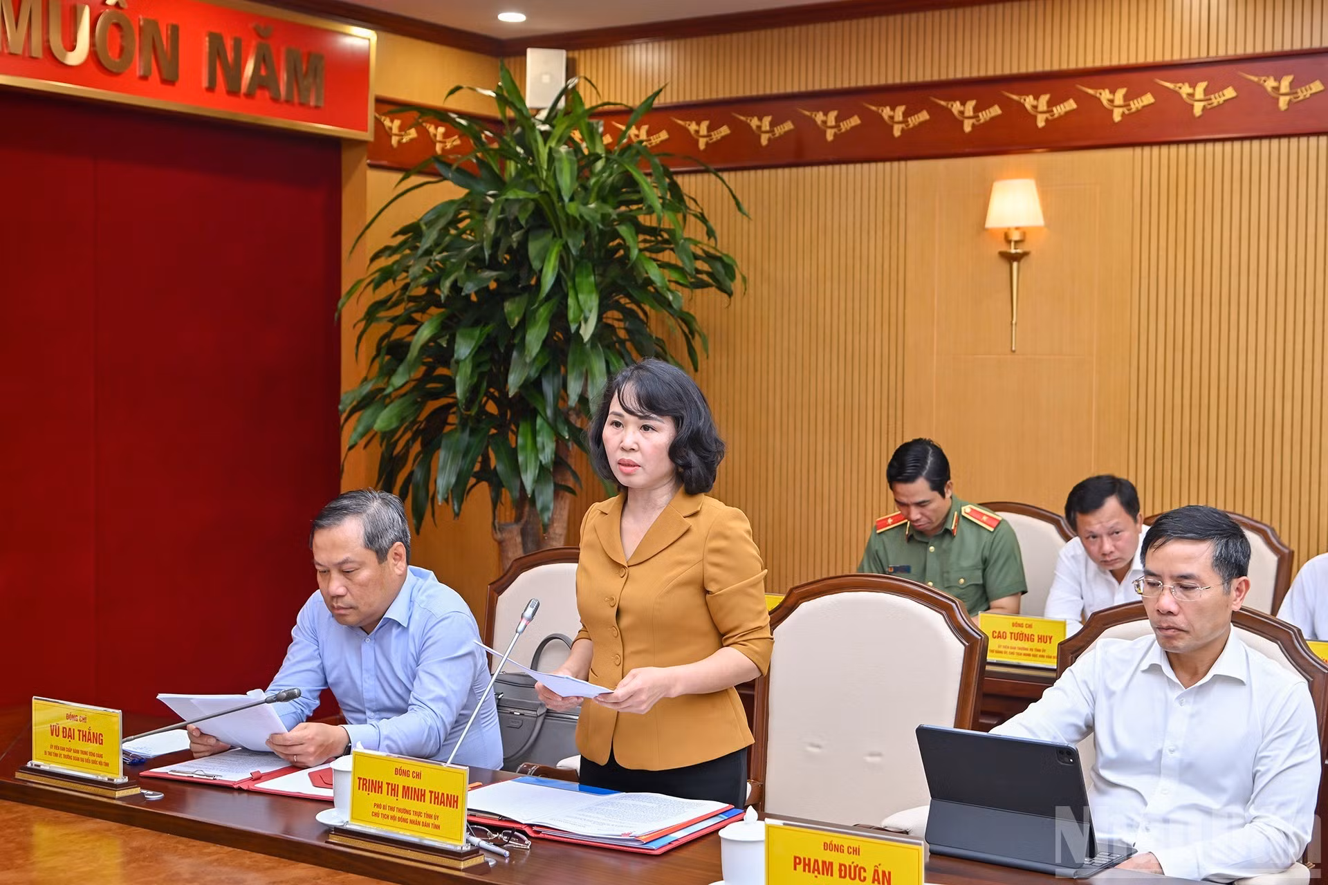 La vicesecretaria permanente del Comité del Partido en Quang Ninh y presidenta del Consejo Popular provincial, Trinh Thi Minh Thanh, presenta un informe.