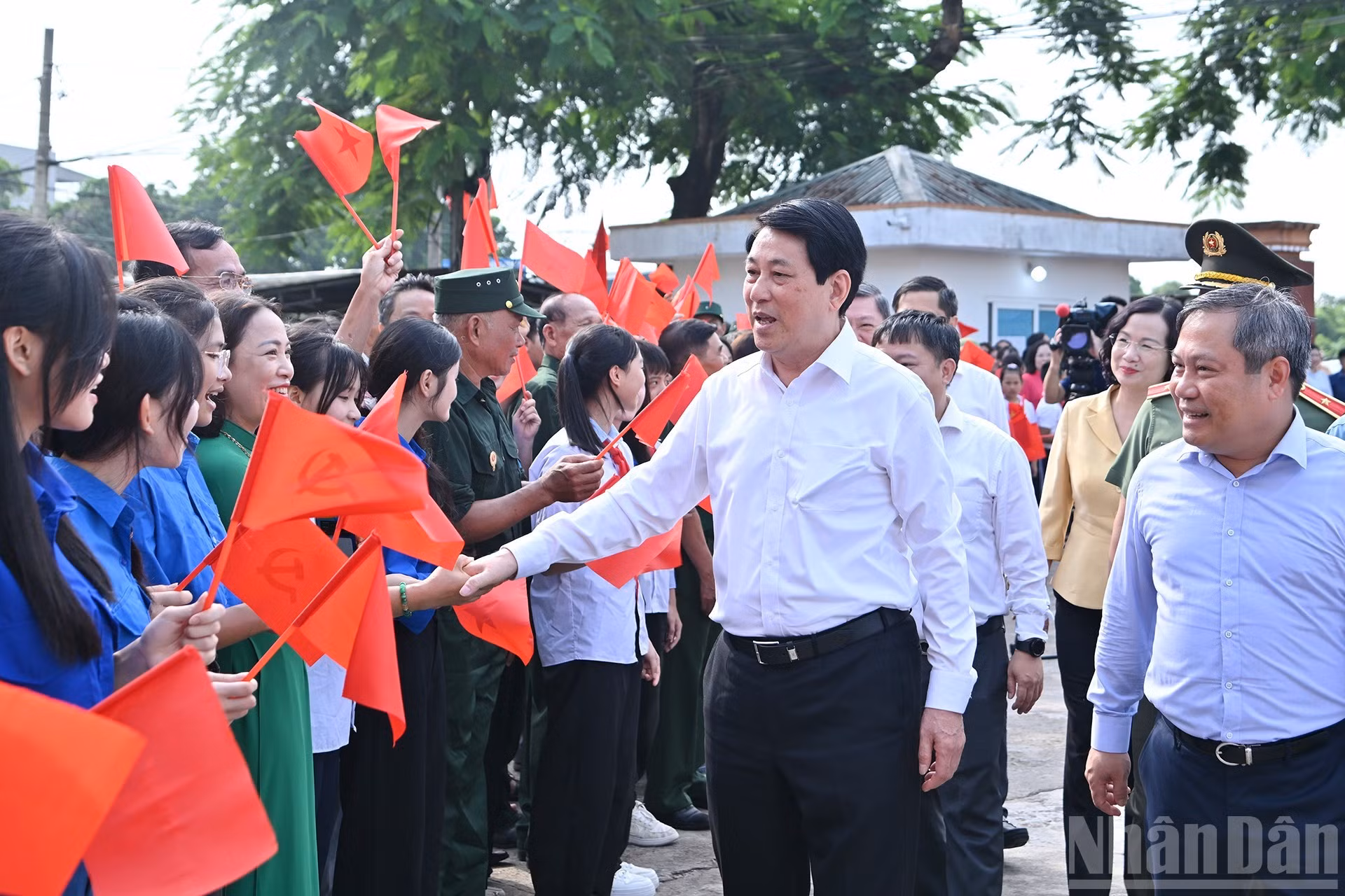 El presidente Luong Cuong acude a la aldea de Quang Chinh 6.