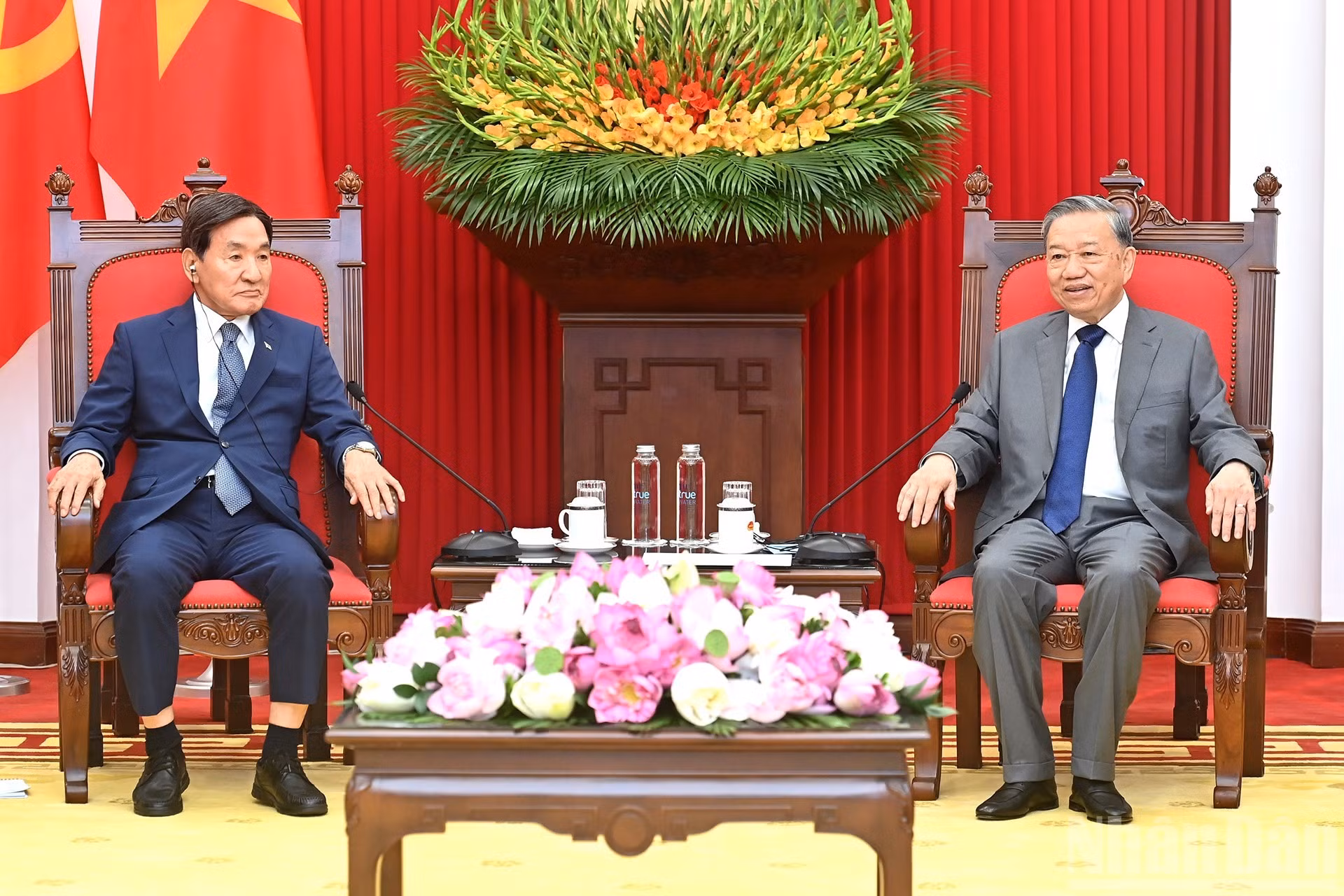 El secretario general del Partido Comunista de Vietnam, To Lam, recibe al enviado especial del presidente de Corea del Sur, Park Chang Dal.