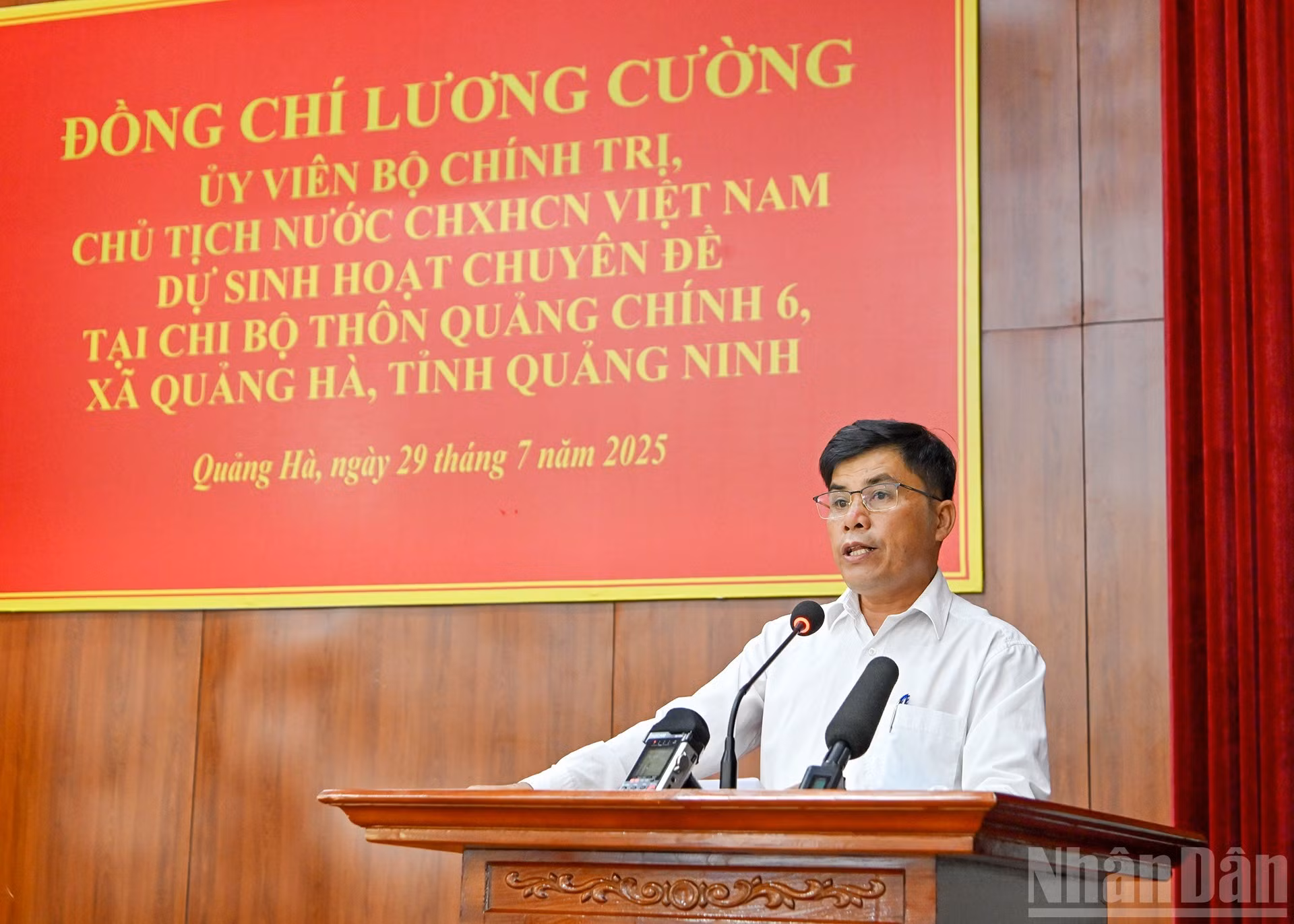 Dinh Khac Tan, secretario de la instancia partidista en la aldea de Quang Chinh 6 y jefe de ese caserío, habla en la actividad.